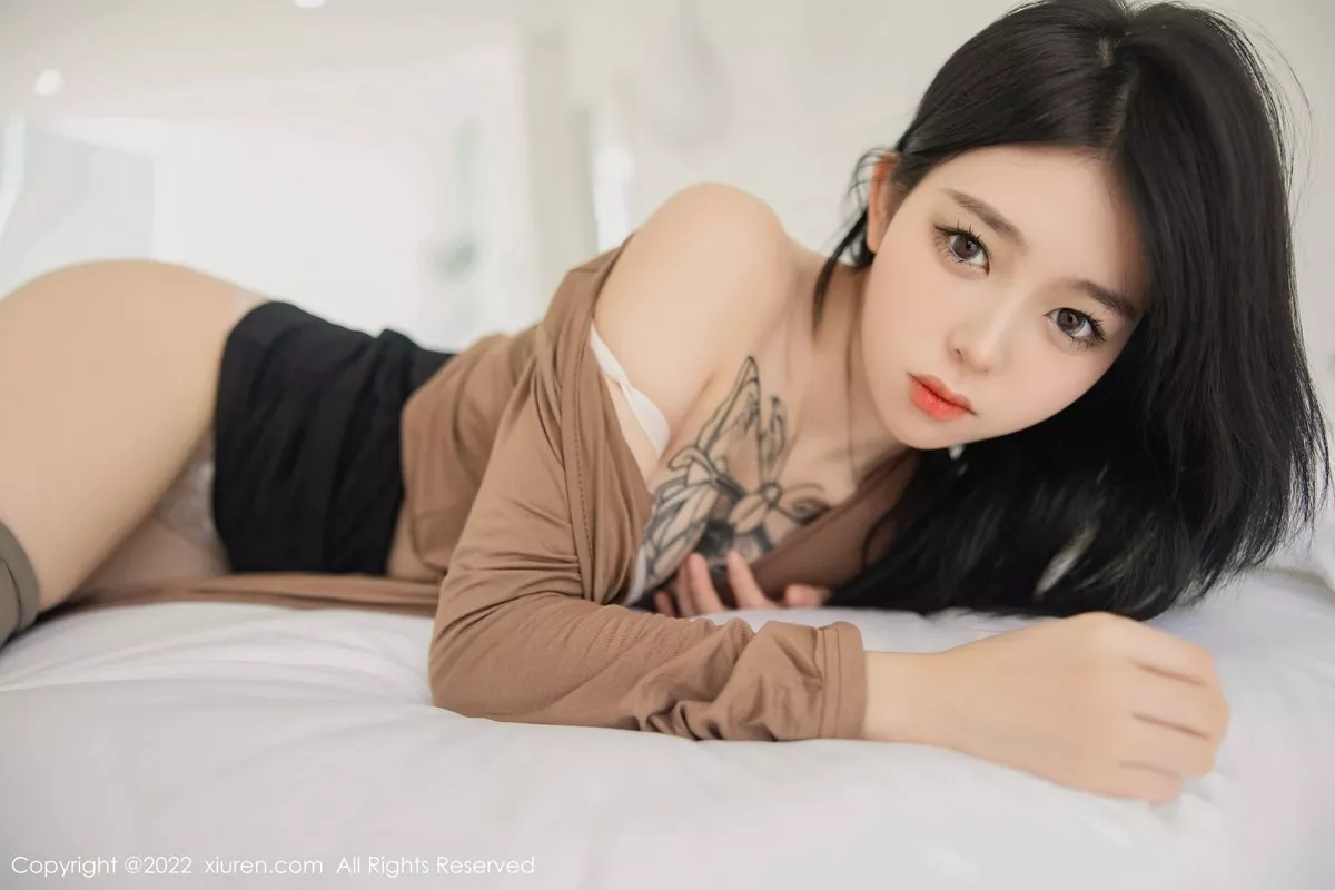 秀人集.com_[XiuRen秀人网]No.5587_模特奶瓶大理旅拍杏色衣配黑短裙露浅色内衣杏色丝袜诱惑写真100P