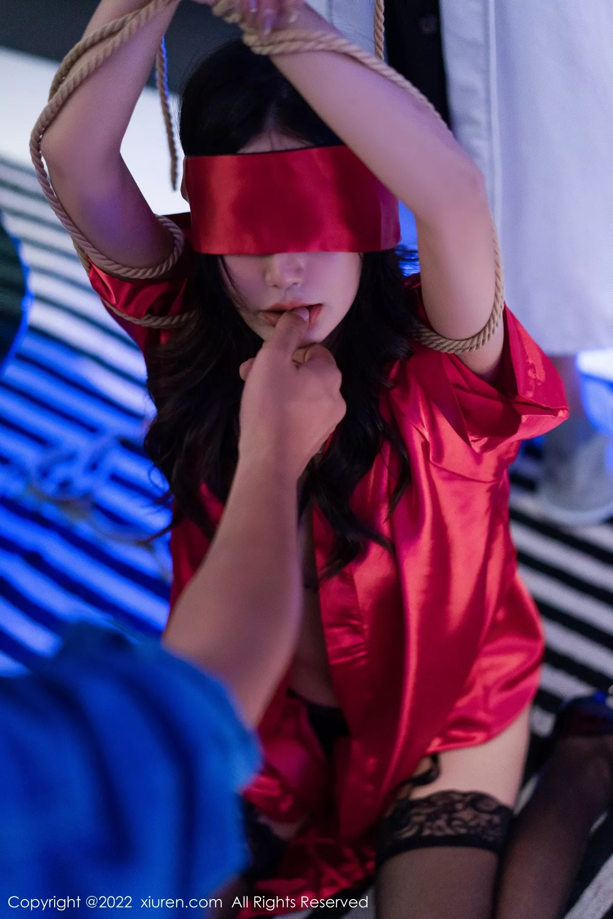 秀人集.com_[XiuRen秀人网]No.5586_模特laura阿姣性感红色睡裙露黑色情趣内衣配蕾丝吊袜诱惑写真76P