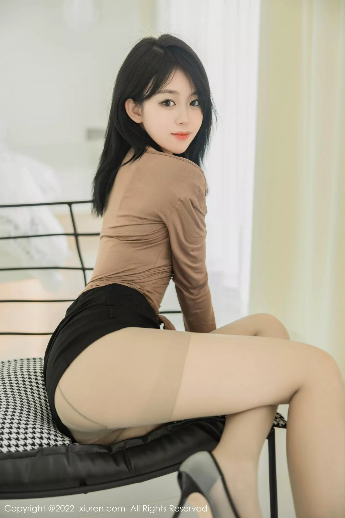 秀人集.com_[XiuRen秀人网]No.5587_模特奶瓶大理旅拍杏色衣配黑短裙露浅色内衣杏色丝袜诱惑写真100P