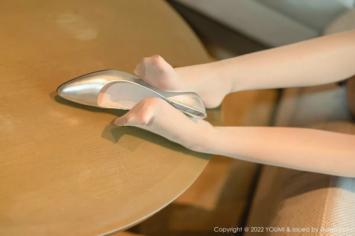 秀人集.com_[YouMi尤蜜荟]Vol.842_模特张思允Nice性感图案旗袍半脱露浅色带蓝丝内衣迷人诱惑写真80P