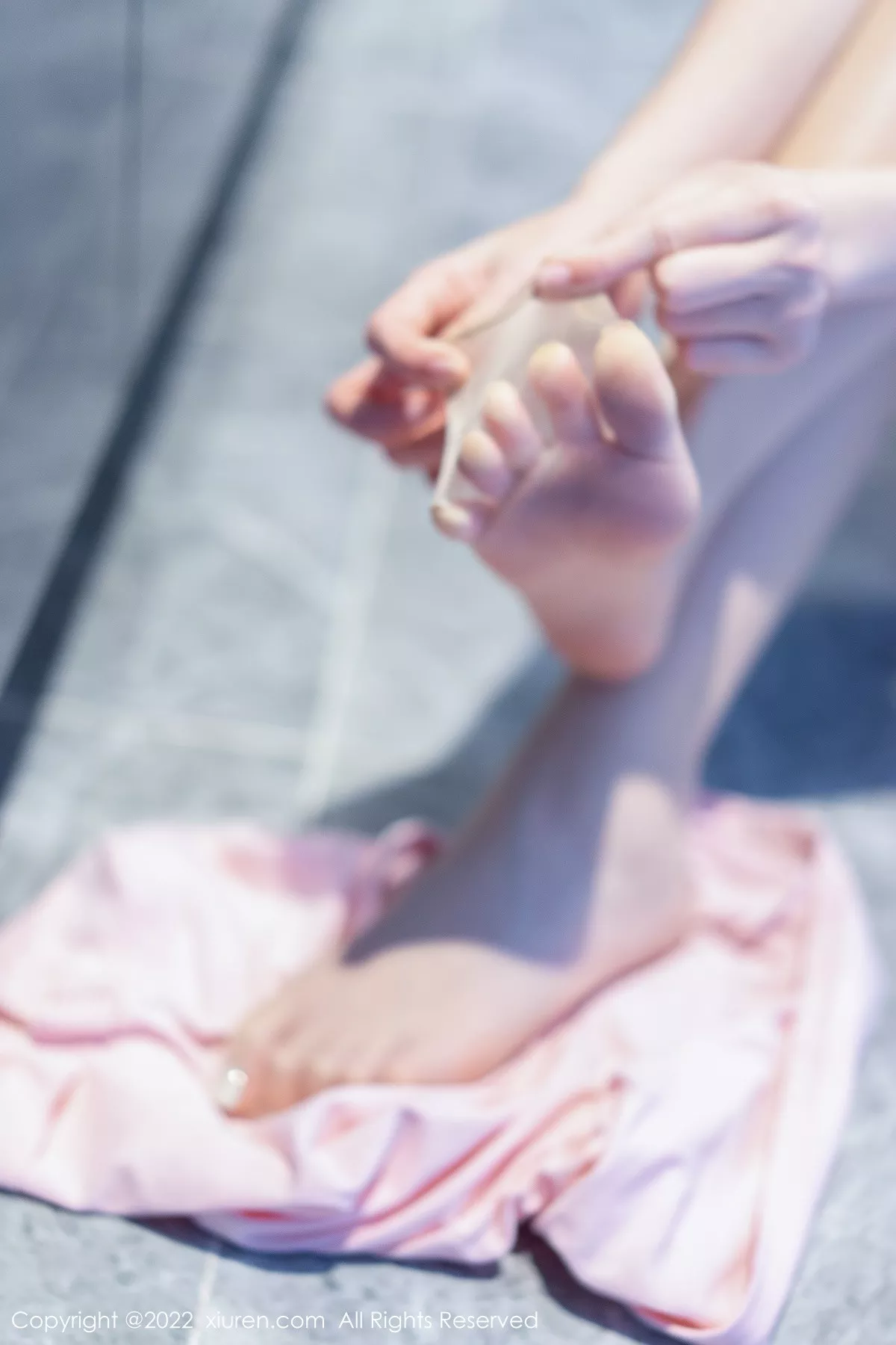 秀人集.com_[XiuRen秀人网]No.5593_模特是小逗逗粉色真空上衣配白短裤半脱露超薄无内肉丝诱惑写真77P