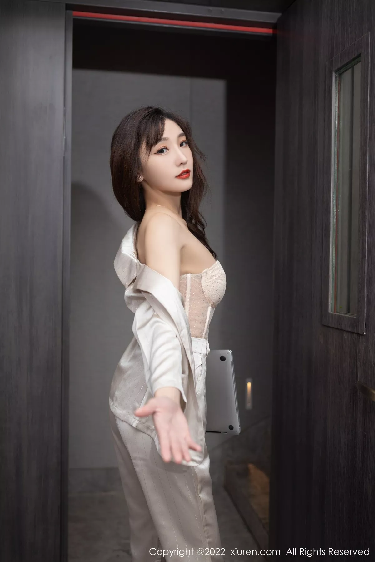 秀人集.com_[XiuRen秀人网]No.5594_模特陆萱萱私房脱淡金色职业套装露暖色薄纱内衣迷人诱惑写真78P