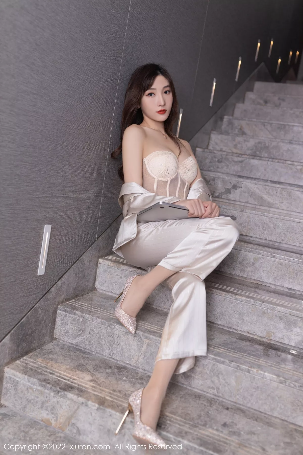 秀人集.com_[XiuRen秀人网]No.5594_模特陆萱萱私房脱淡金色职业套装露暖色薄纱内衣迷人诱惑写真78P