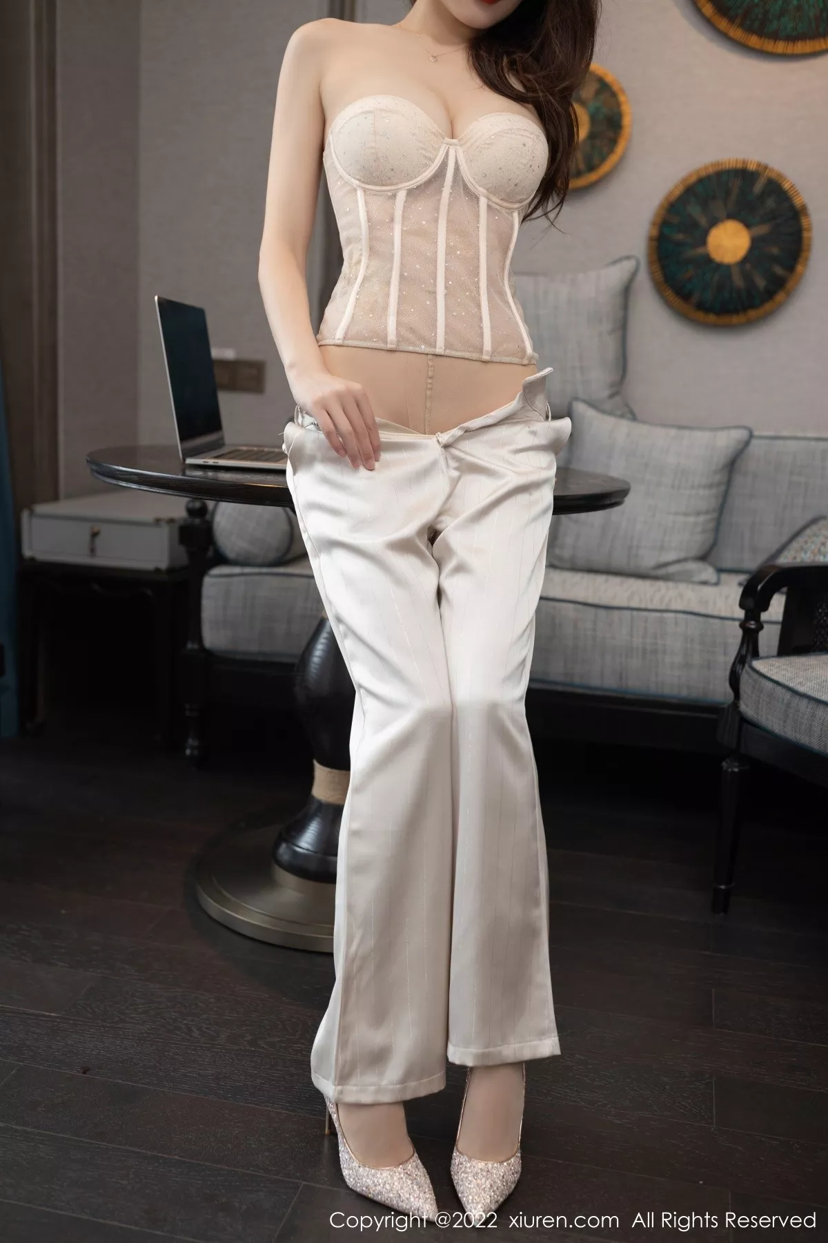 秀人集.com_[XiuRen秀人网]No.5594_模特陆萱萱私房脱淡金色职业套装露暖色薄纱内衣迷人诱惑写真78P