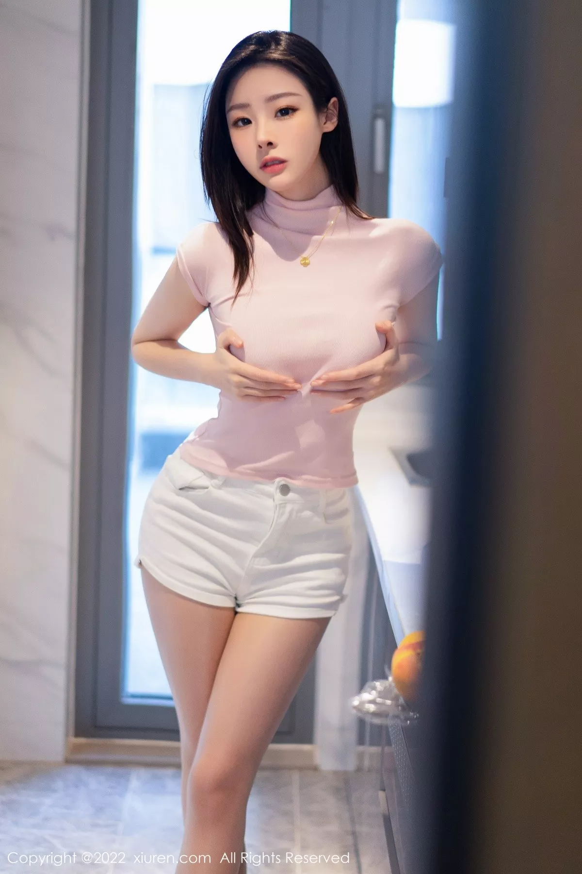秀人集.com_[XiuRen秀人网]No.5593_模特是小逗逗粉色真空上衣配白短裤半脱露超薄无内肉丝诱惑写真77P