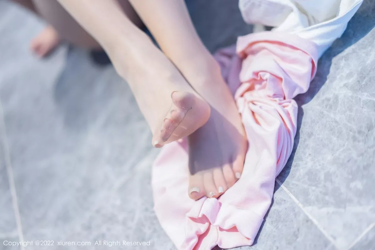 秀人集.com_[XiuRen秀人网]No.5593_模特是小逗逗粉色真空上衣配白短裤半脱露超薄无内肉丝诱惑写真77P