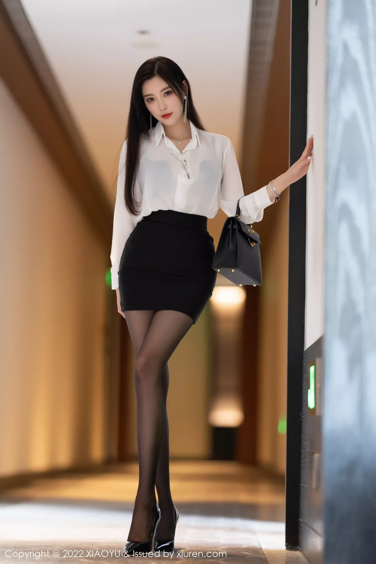 秀人集.com_[XiaoYu画语界]Vol.865_女神杨晨晨Yome杭州旅拍白T配黑短裙半脱露无内黑丝诱惑写真90P