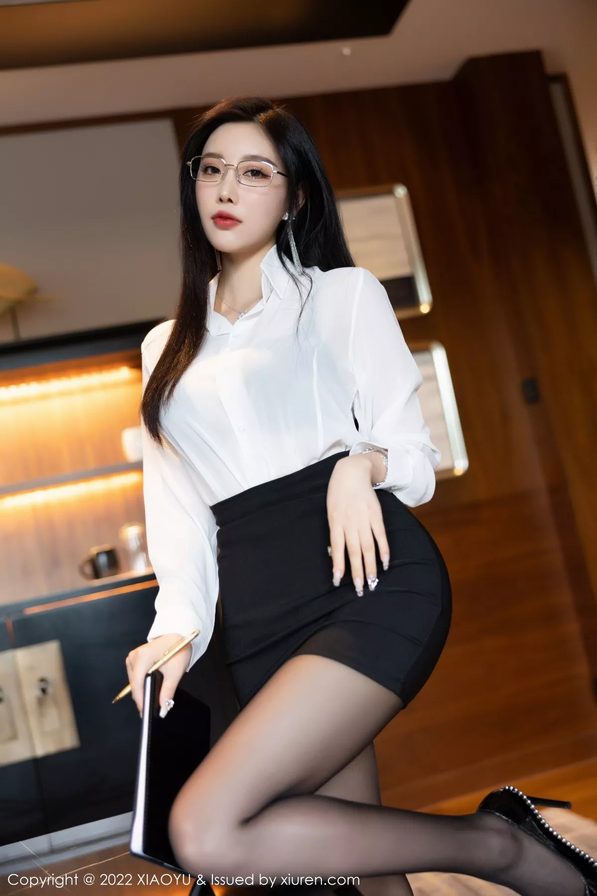 秀人集.com_[XiaoYu画语界]Vol.865_女神杨晨晨Yome杭州旅拍白T配黑短裙半脱露无内黑丝诱惑写真90P