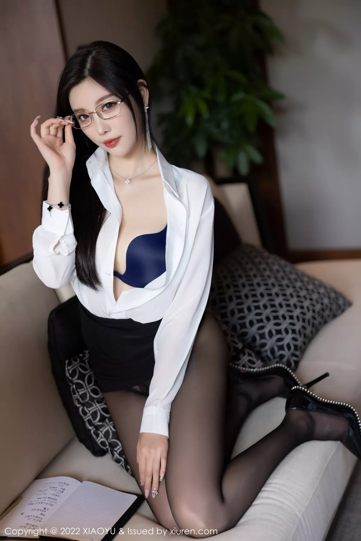 秀人集.com_[XiaoYu画语界]Vol.865_女神杨晨晨Yome杭州旅拍白T配黑短裙半脱露无内黑丝诱惑写真90P