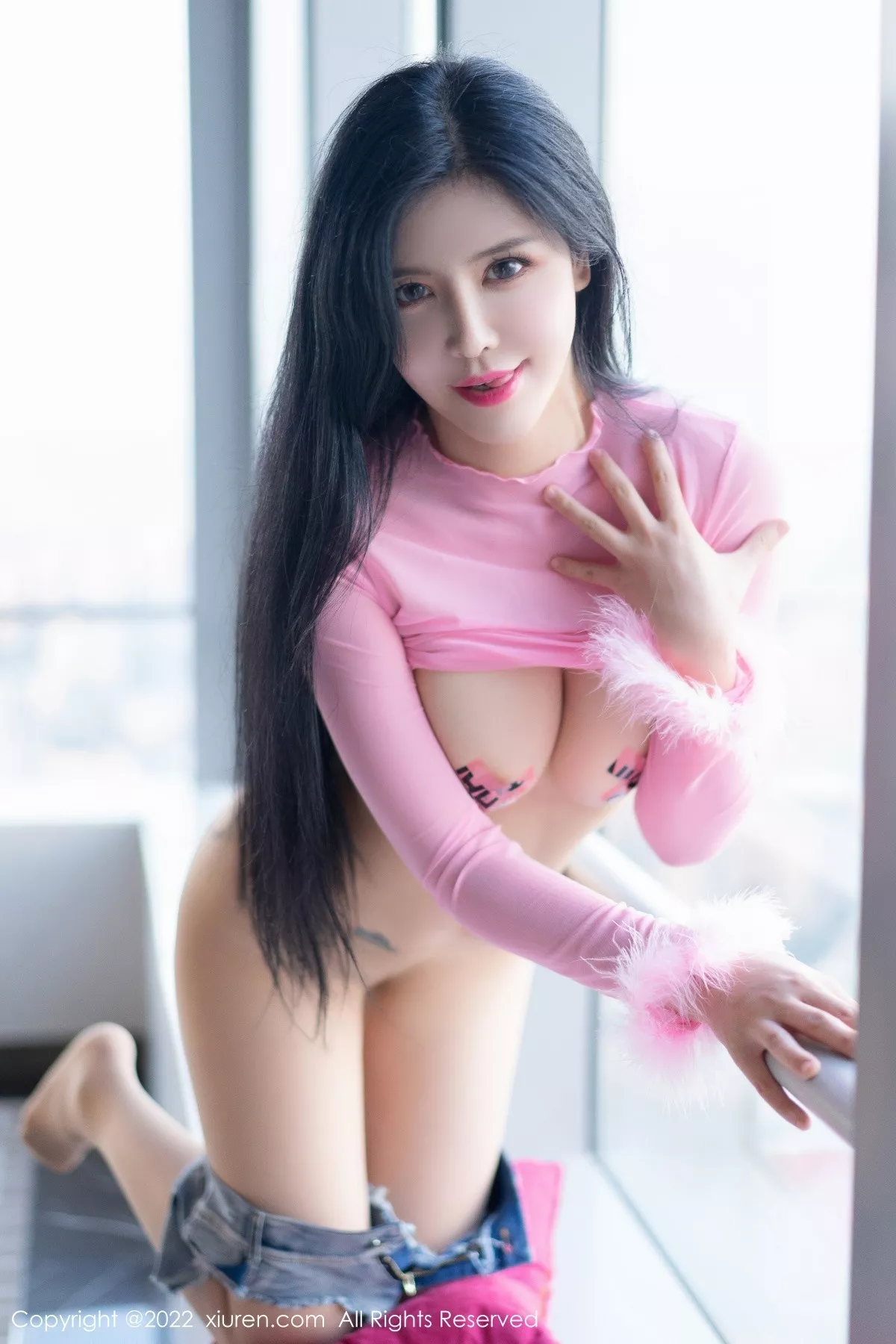 秀人集.com_[XiuRen秀人网]No.5599_女神刘钰儿成都旅拍性感粉色紧身上衣配牛仔短裤撩人诱惑写真70P