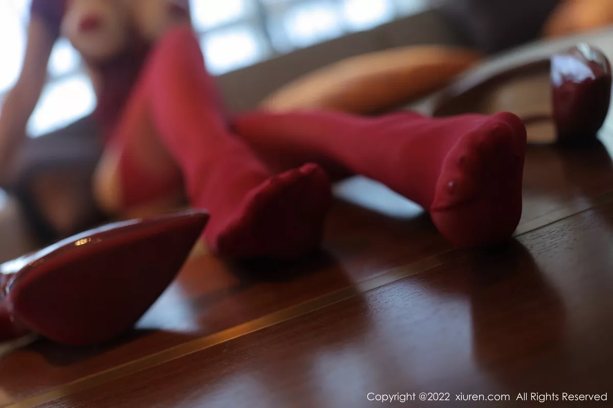 秀人集.com_[XiuRen秀人网]No.5605_御姐果儿Victoria大理旅拍红色轻透薄纱服饰秀凹凸身材诱惑写真77P