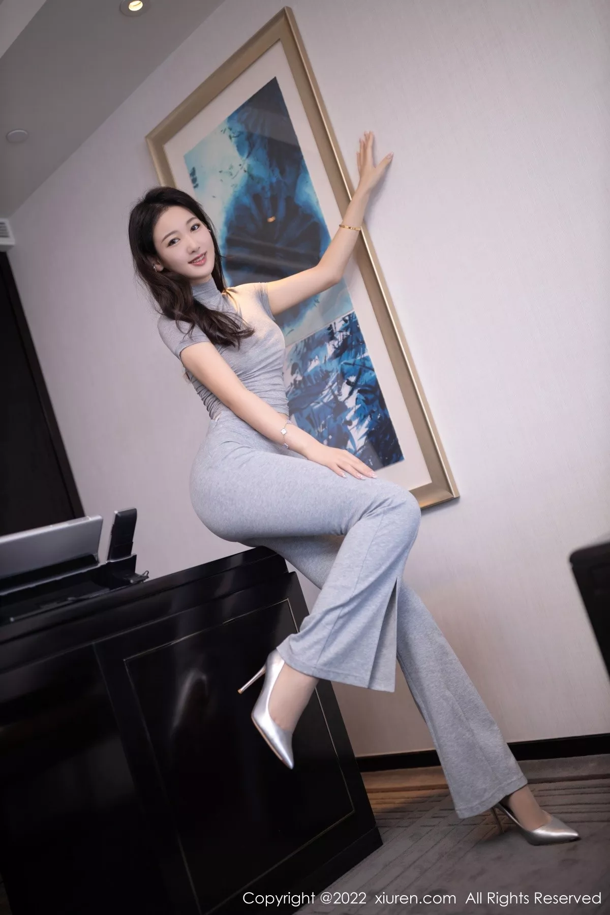 秀人集.com_[XiuRen秀人网]No.5608_模特唐安琪北京旅拍性感灰色紧身套装半脱露蕾丝内裤诱惑写真78P