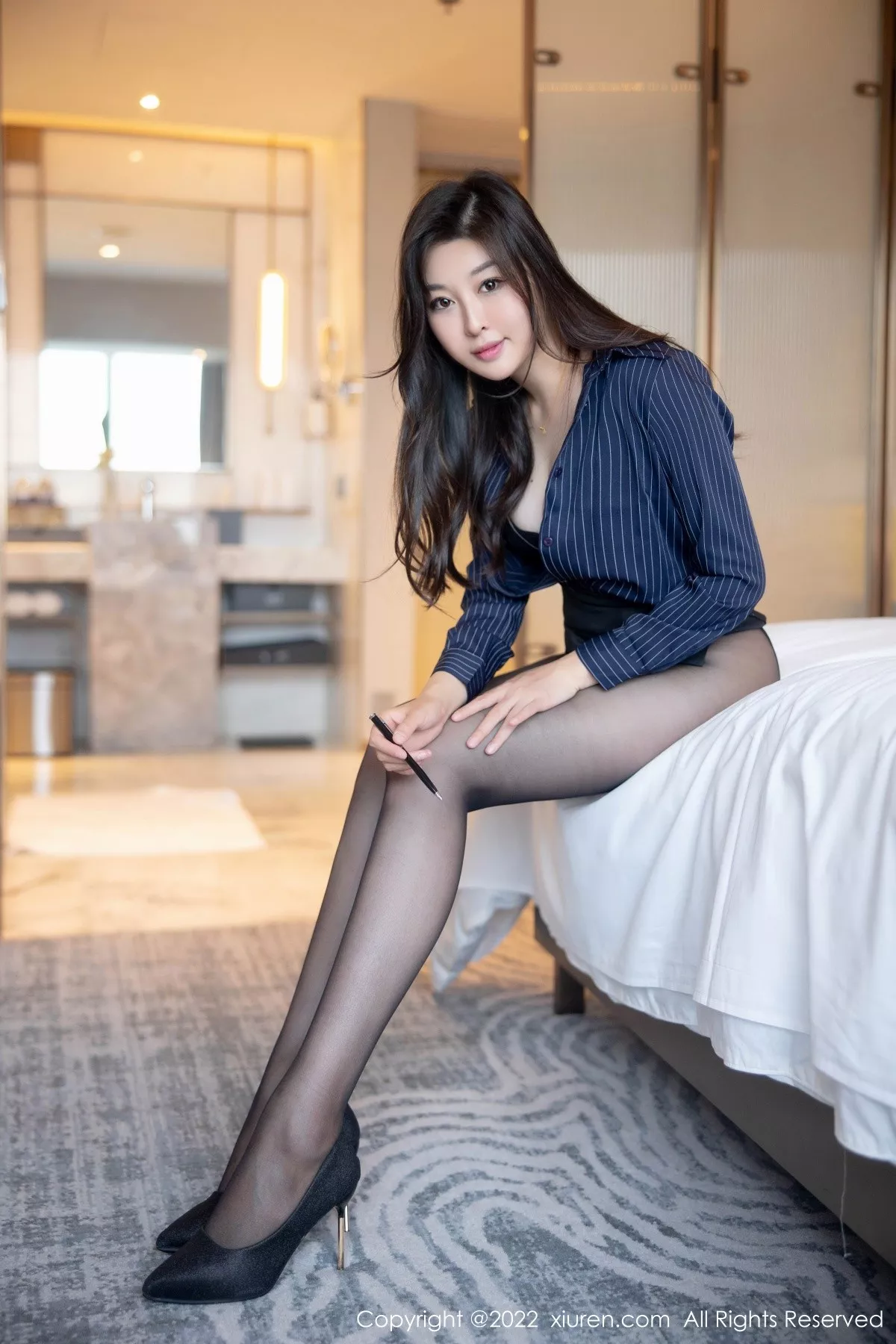 秀人集.com_[XiuRen秀人网]No.5604_新人模特卡卡酱职业服OL装扮性感黑色内衣秀丰满身材诱惑写真85P