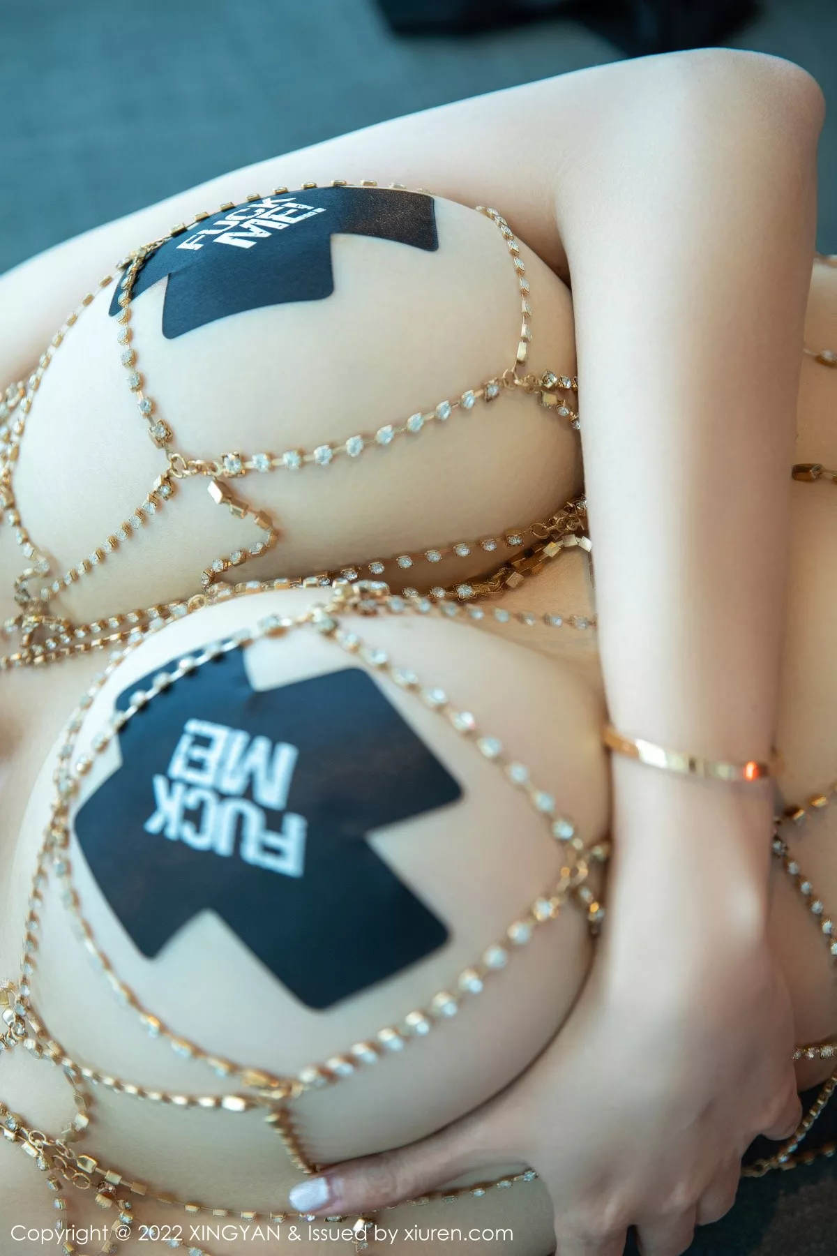 秀人集.com_[XINGYAN星颜社]VOL.143_御姐果儿Victoria私房性感轻纱黑色网纱秀豪乳遮点极致诱惑写真60P