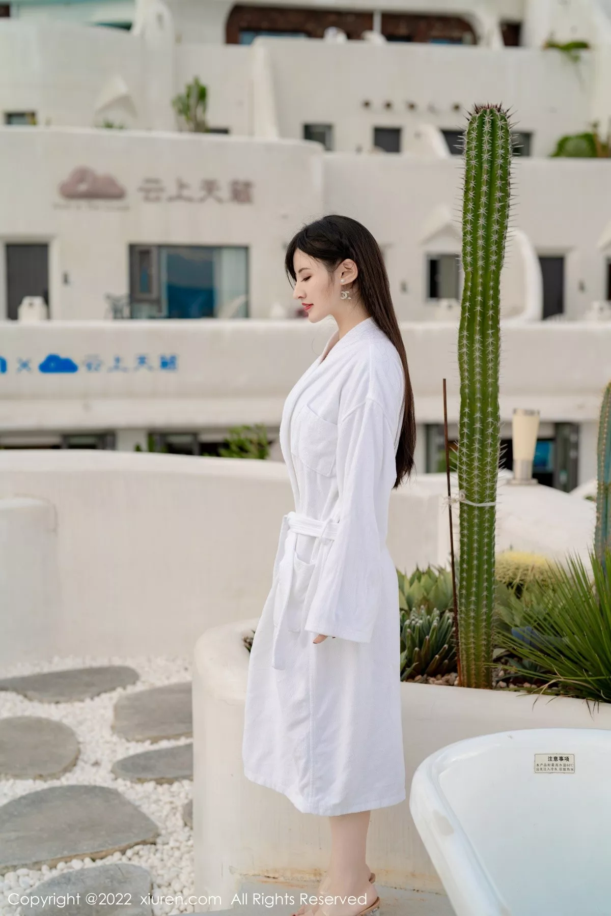 秀人集.com_[XiuRen秀人网]No.5476_模特诗诗kiki大理旅拍户外性感白色比基尼秀惹火身材诱惑写真55P