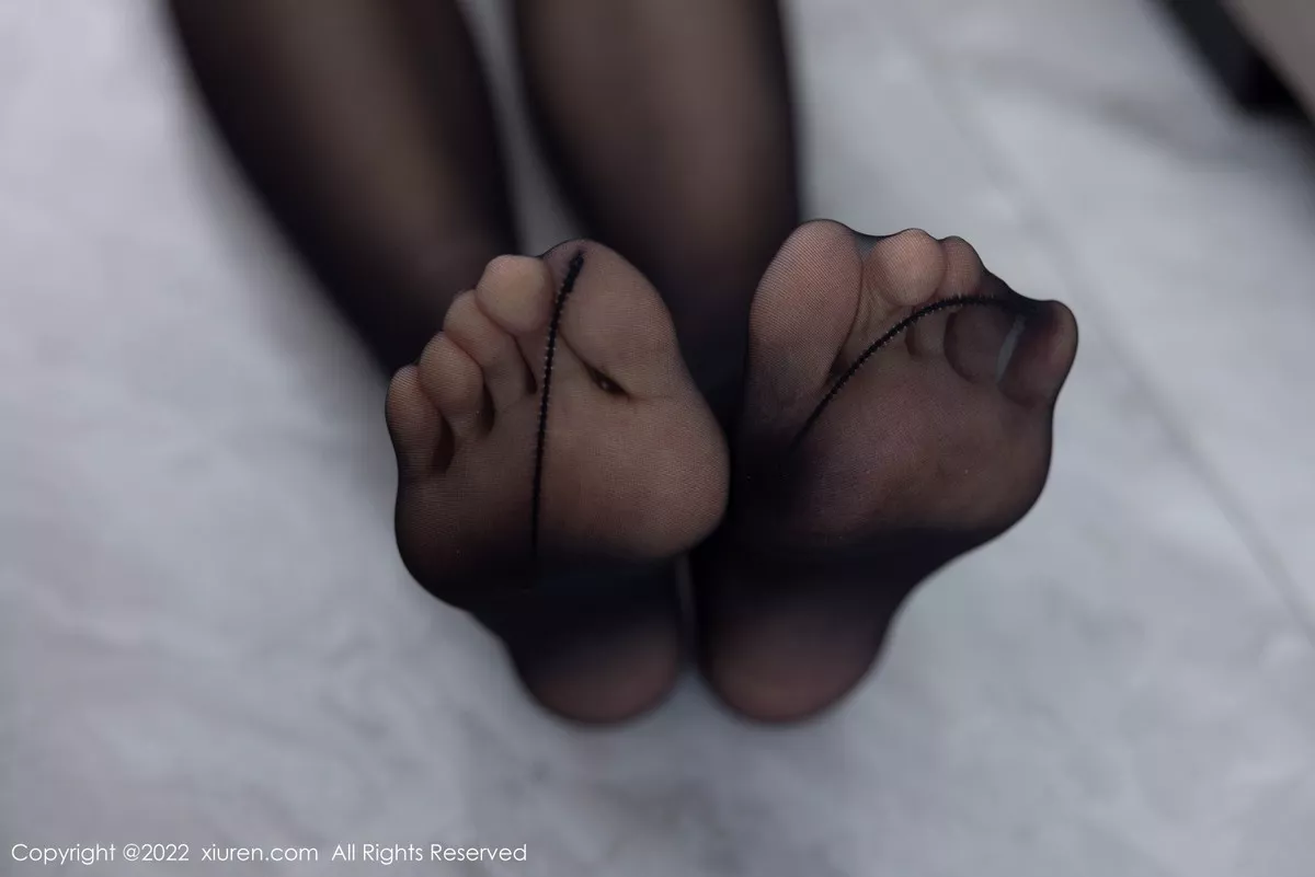 秀人集.com_[XiuRen秀人网]No.5484_模特可乐Vicky橄榄绿轻透连衣裙露黑色内衣配超薄黑丝诱惑写真60P