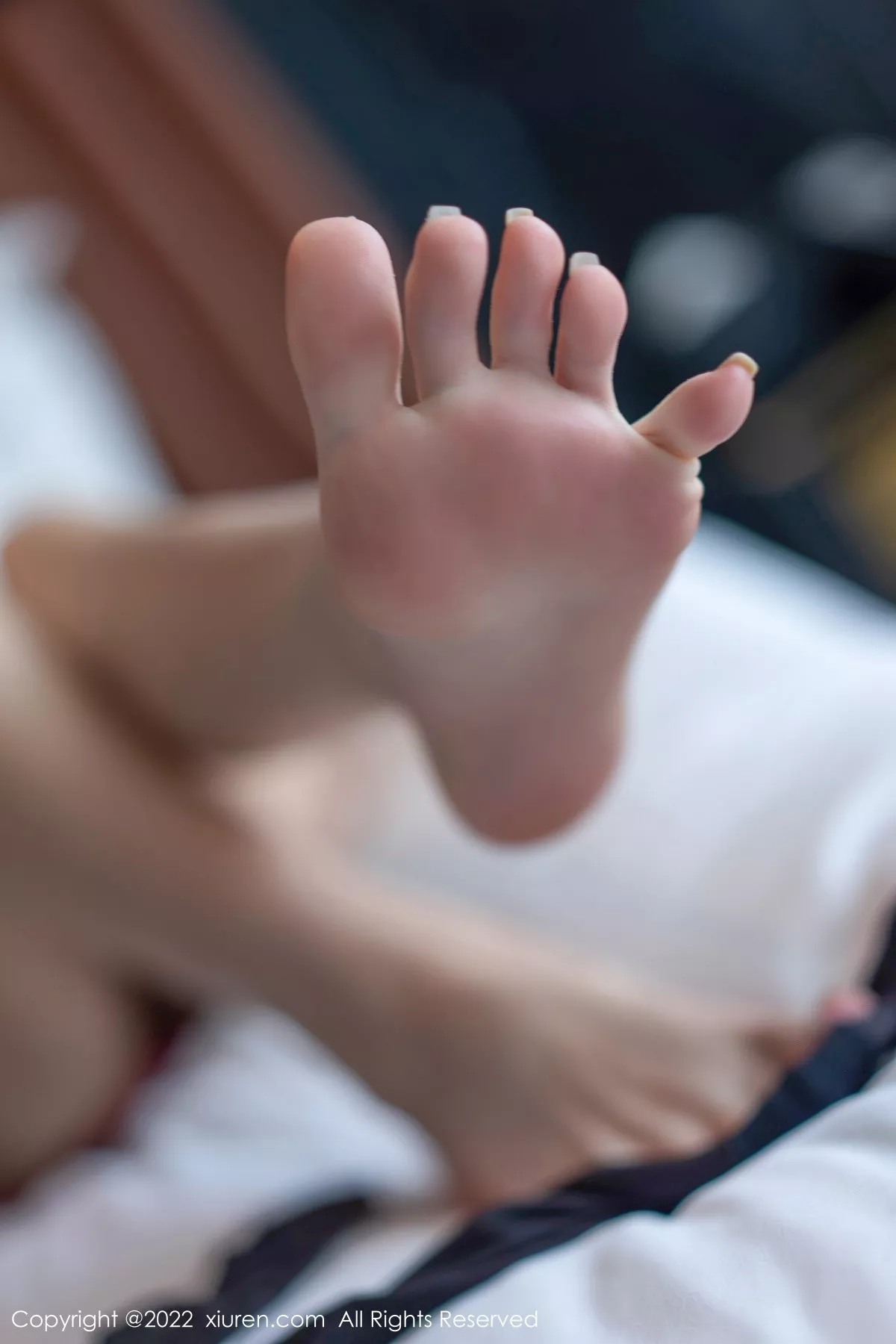 秀人集.com_[XiuRen秀人网]No.5483_模特是小逗逗深红色露肩连衣短裙配超薄无内黑丝完美诱惑写真68P