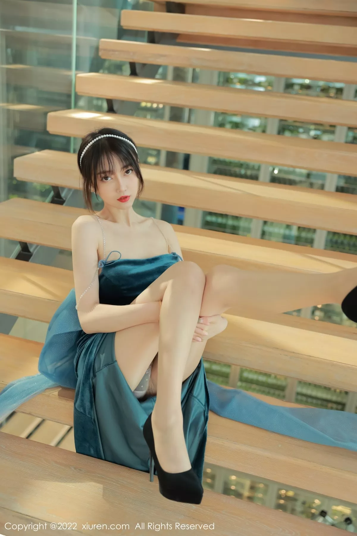 秀人集.com_[XiuRen秀人网]No.5493_模特玥儿玥er香格里拉旅拍暗绿色吊带长裙秀完美身材诱惑写真59P