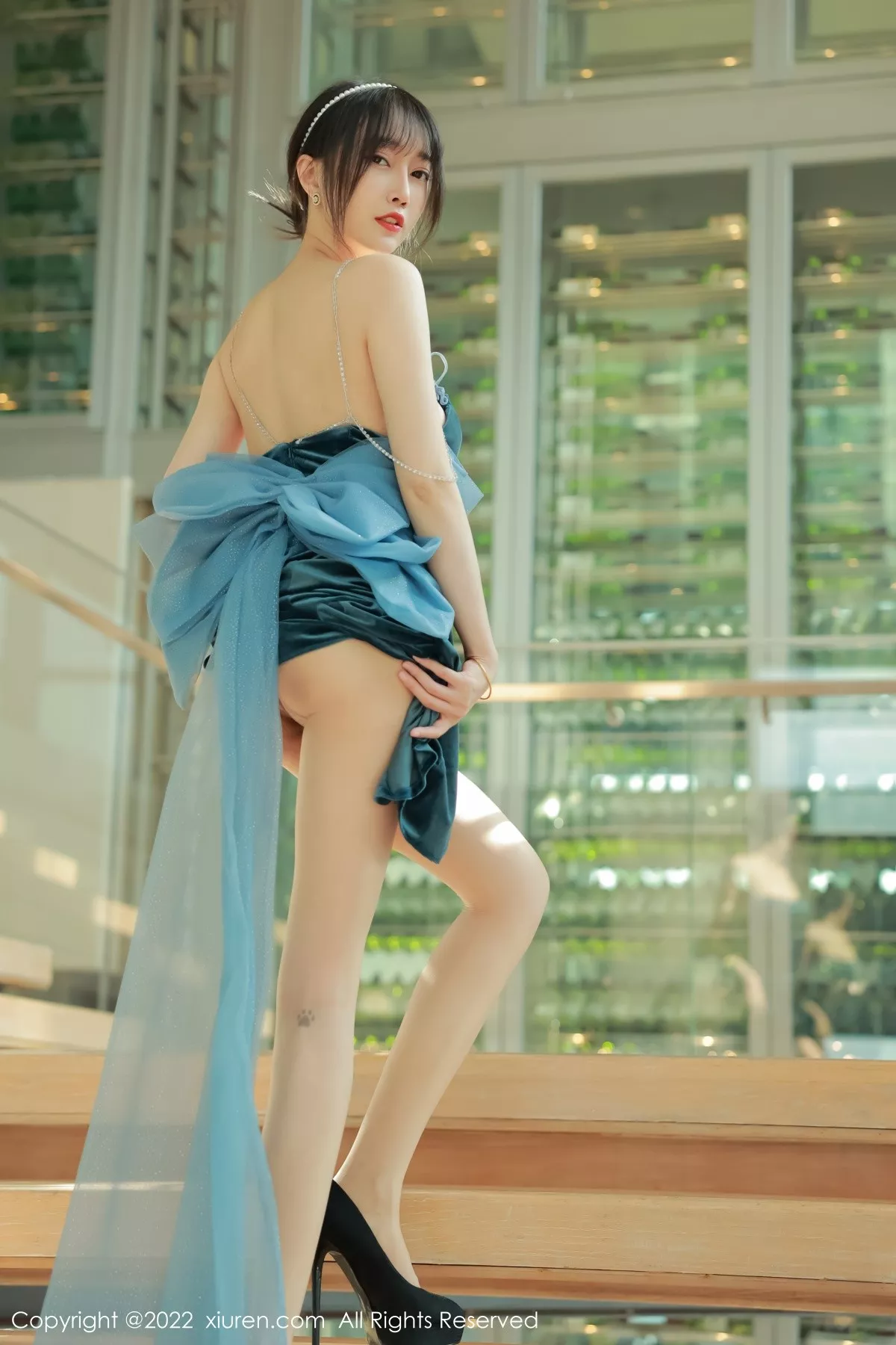 秀人集.com_[XiuRen秀人网]No.5493_模特玥儿玥er香格里拉旅拍暗绿色吊带长裙秀完美身材诱惑写真59P