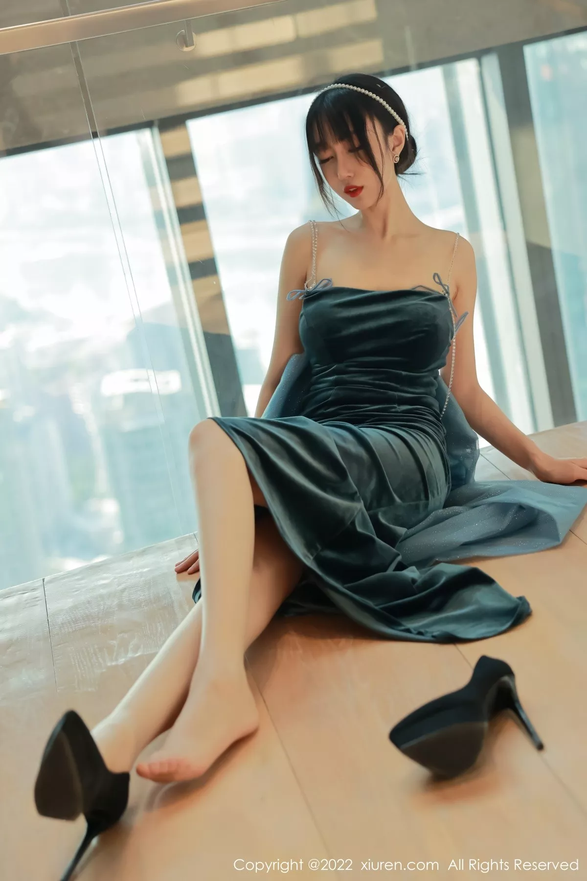 秀人集.com_[XiuRen秀人网]No.5493_模特玥儿玥er香格里拉旅拍暗绿色吊带长裙秀完美身材诱惑写真59P