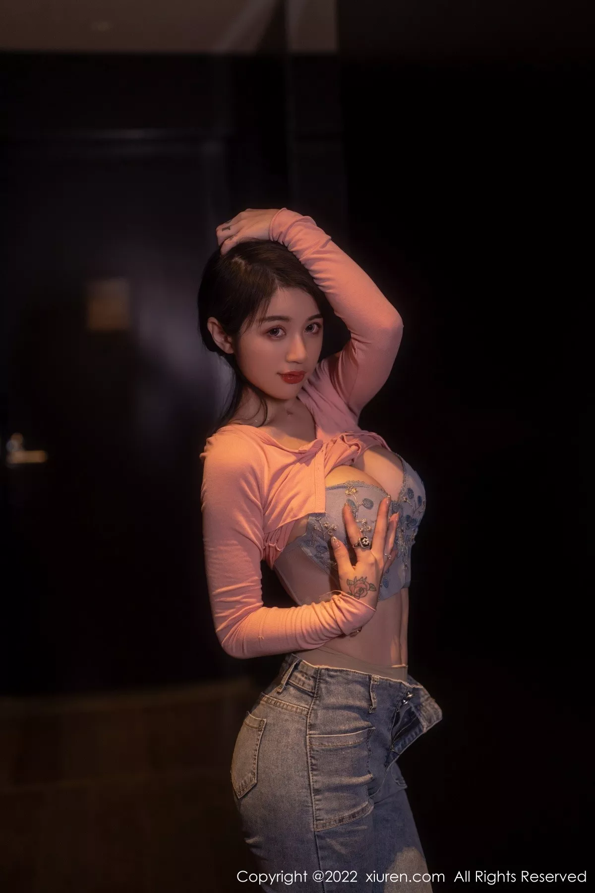 秀人集.com_[XiuRen秀人网]No.5506_模特美七Mia西双版纳旅拍粉色上衣配牛仔裤露性感内衣诱惑写真65P