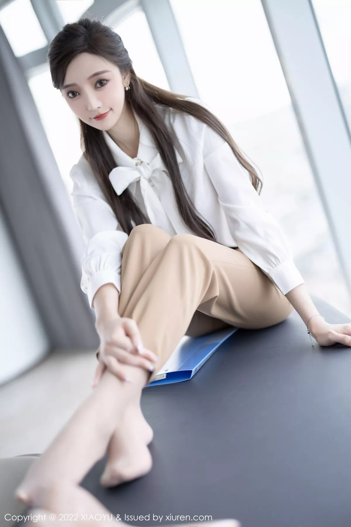 秀人集.com_[XiaoYu画语界]Vol.852_女神王馨瑶yanni性感白T配长裤半脱露粉色蕾丝内衣惹火诱惑写真81P