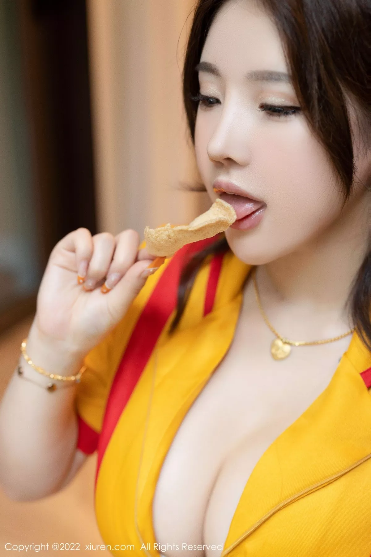 秀人集.com_[XiuRen秀人网]No.5509_模特小海臀Rena海南旅拍服务员制服秀丰满身材撩人诱惑写真56P