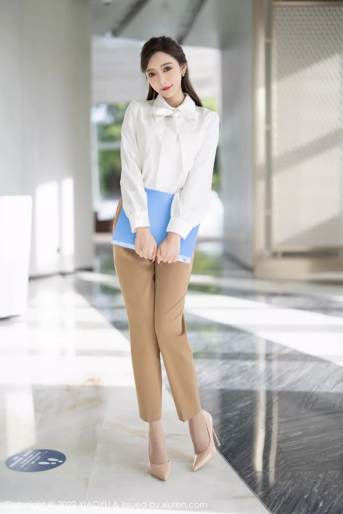 秀人集.com_[XiaoYu画语界]Vol.852_女神王馨瑶yanni性感白T配长裤半脱露粉色蕾丝内衣惹火诱惑写真81P