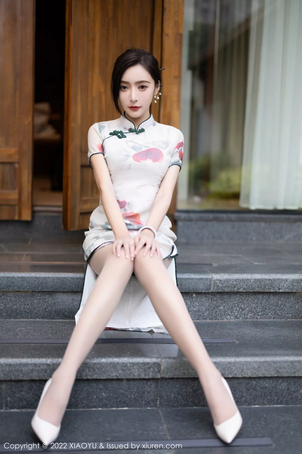 秀人集.com_[XiaoYu画语界]Vol.872_女神王馨瑶杭州旅拍脱旗袍露蓝灰色蕾丝内衣超薄肉丝诱惑写真83P