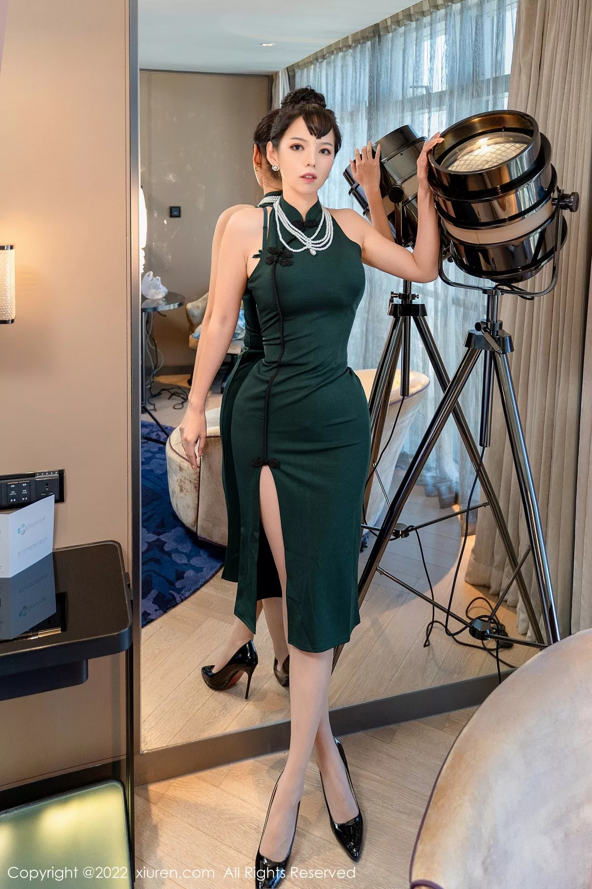 秀人集.com_[XiuRen秀人网]No.5646_模特大美妞儿墨绿色修身旗袍半脱露性感内衣秀完美身材诱惑写真64P