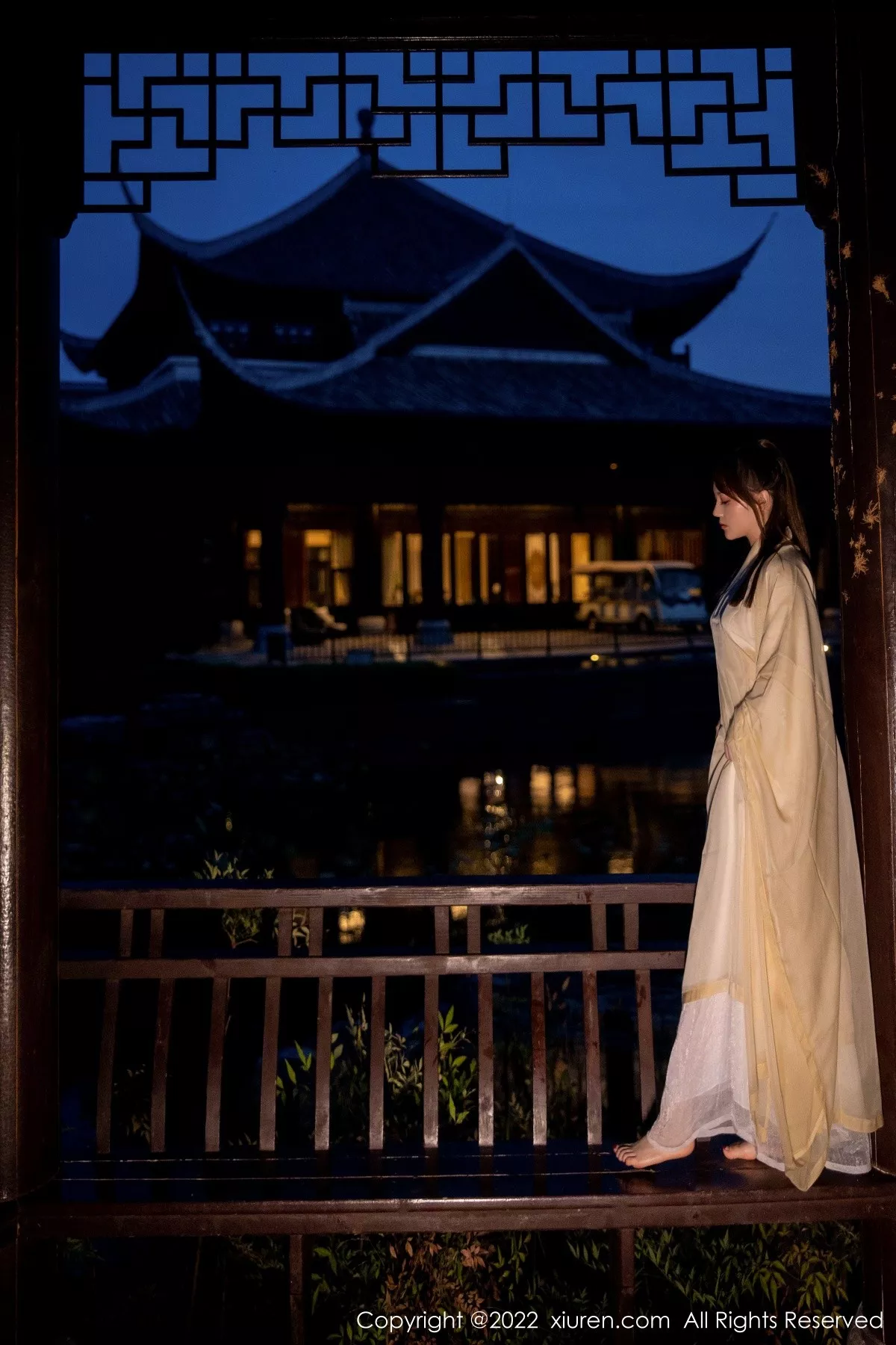 秀人集.com_[XiuRen秀人网]No.5653_模特豆瓣酱私房性感白色古装服饰半脱露白嫩豪乳惹火诱惑写真77P