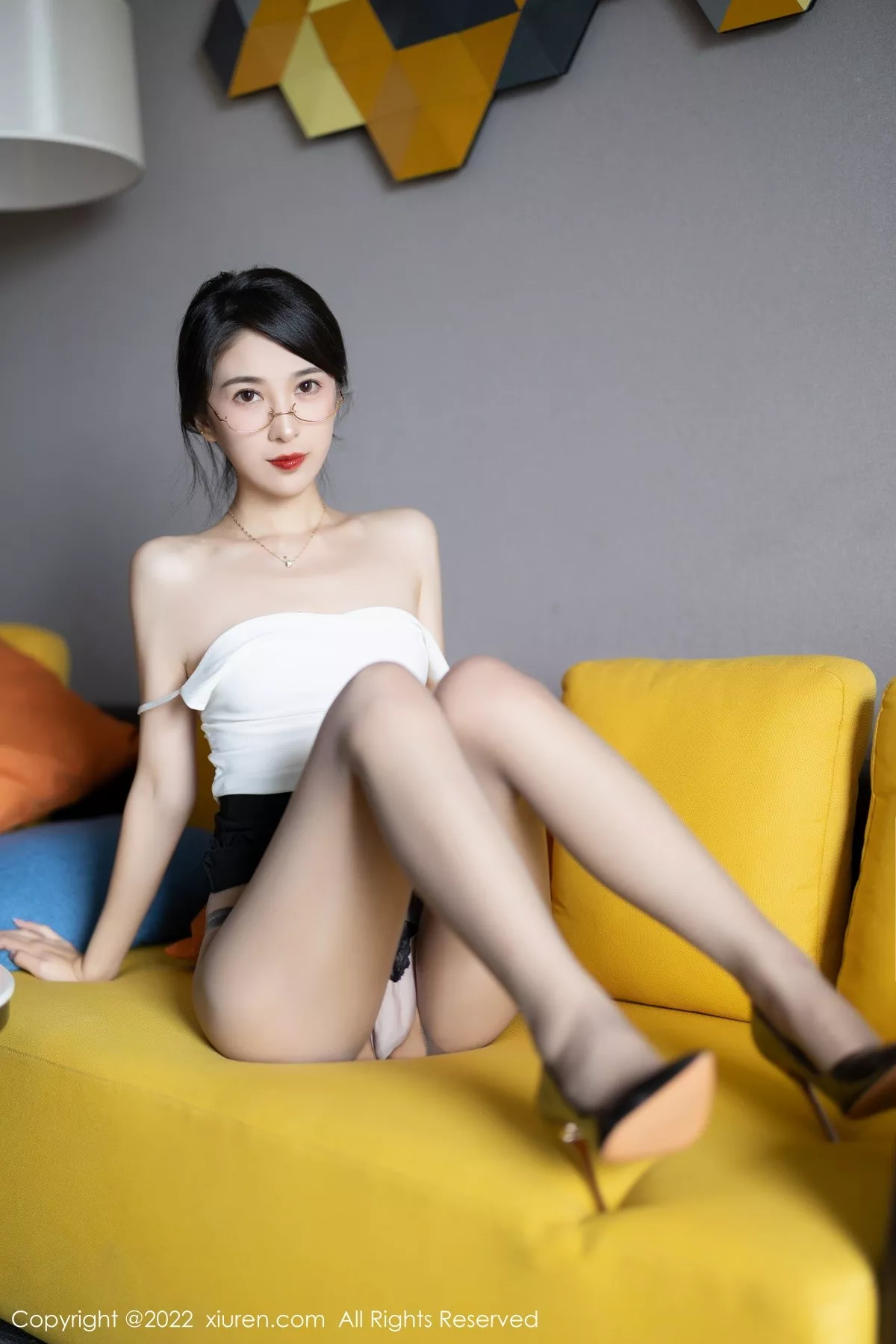 秀人集.com_[XiuRen秀人网]No.5656_模特林乐一白色吊带衣配黑短裙露开档灰丝秀曼妙身姿诱惑写真90P