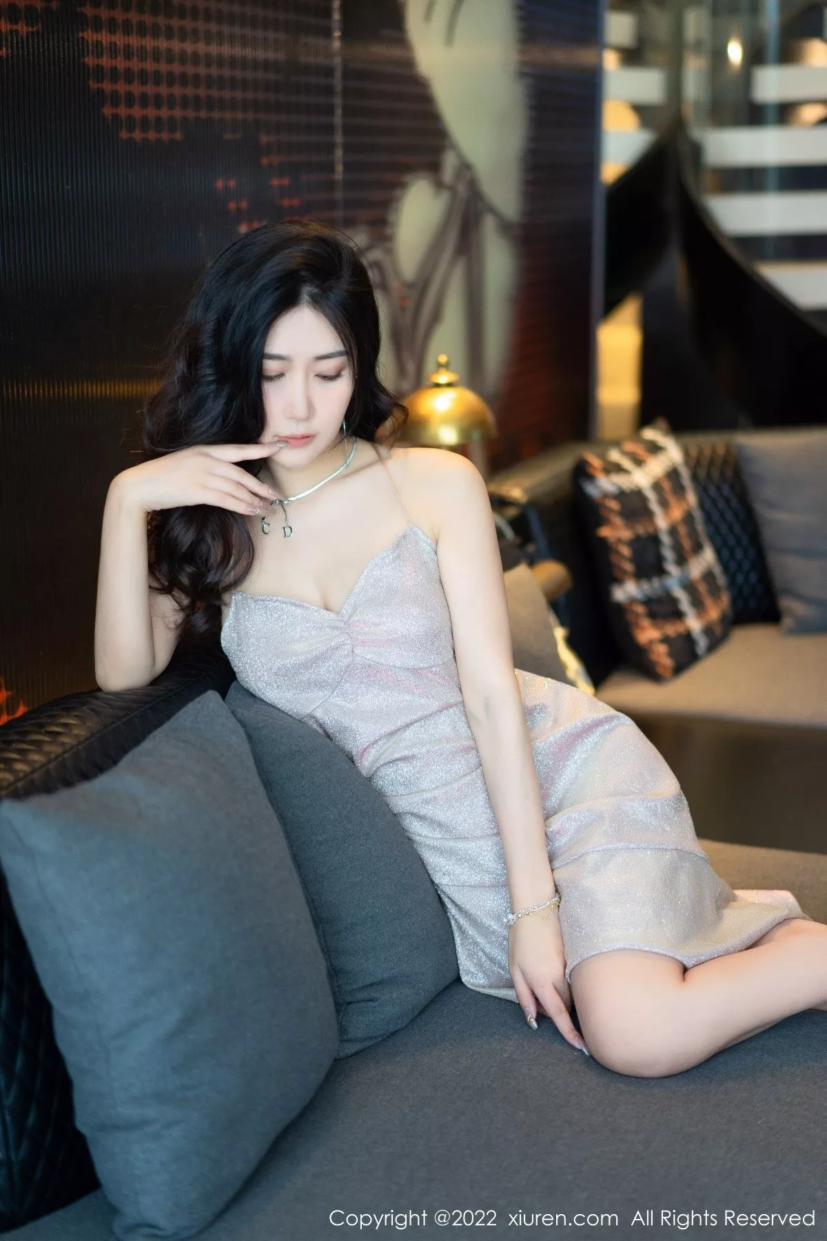 秀人集.com_[XiuRen秀人网]No.5659_模特Laura阿姣性感银色吊带短裙半脱秀惹火身材极致诱惑写真65P