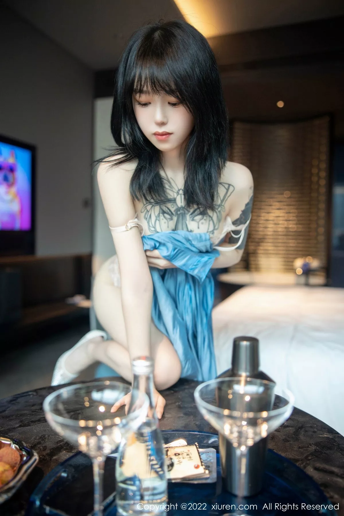 秀人集.com_[XiuRen秀人网]No.5662_模特奶瓶性感蓝色上衣配牛仔短裙半脱露浅色蕾丝内衣诱惑写真97P