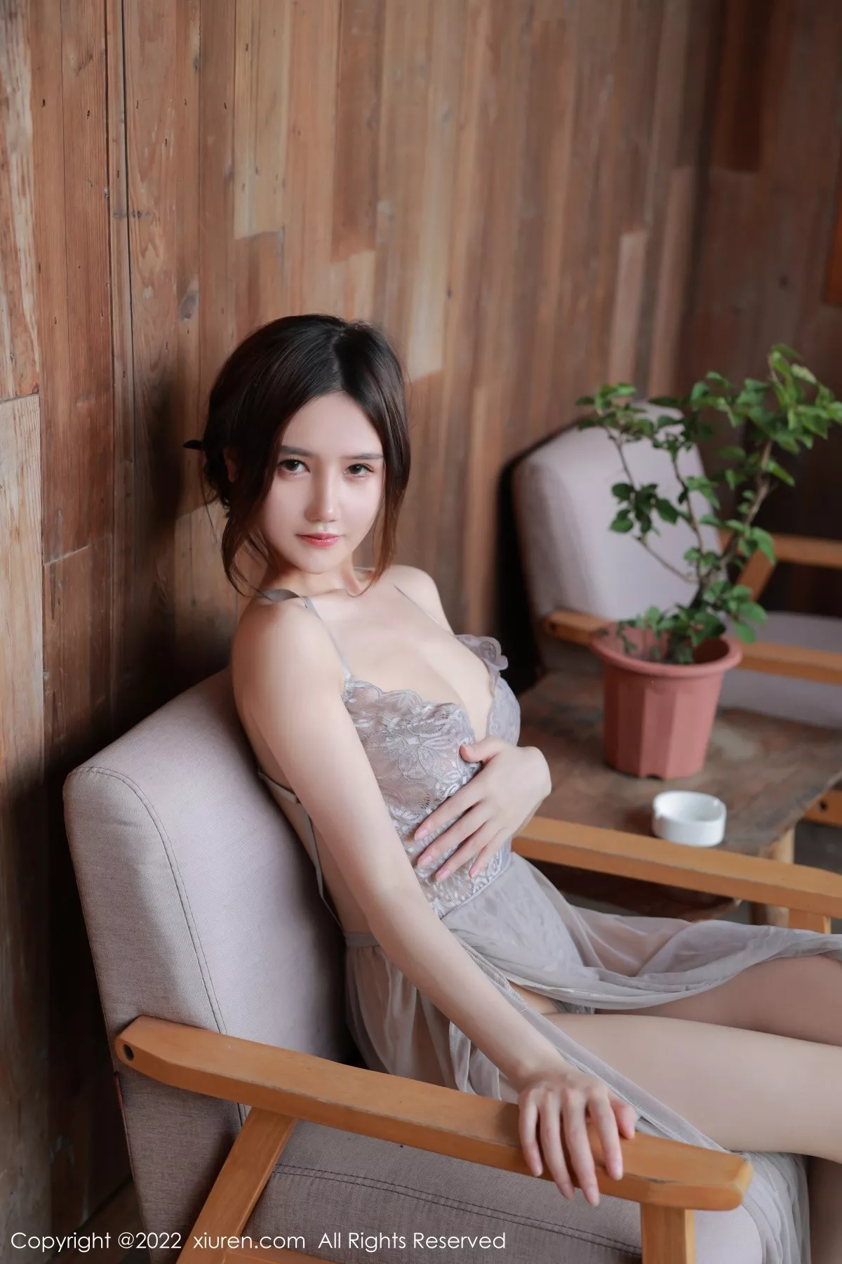 秀人集.com_[XiuRen秀人网]No.5660_模特古月小同学性感浅色薄纱吊带长裙透视秀豪乳翘臀诱惑写真63P