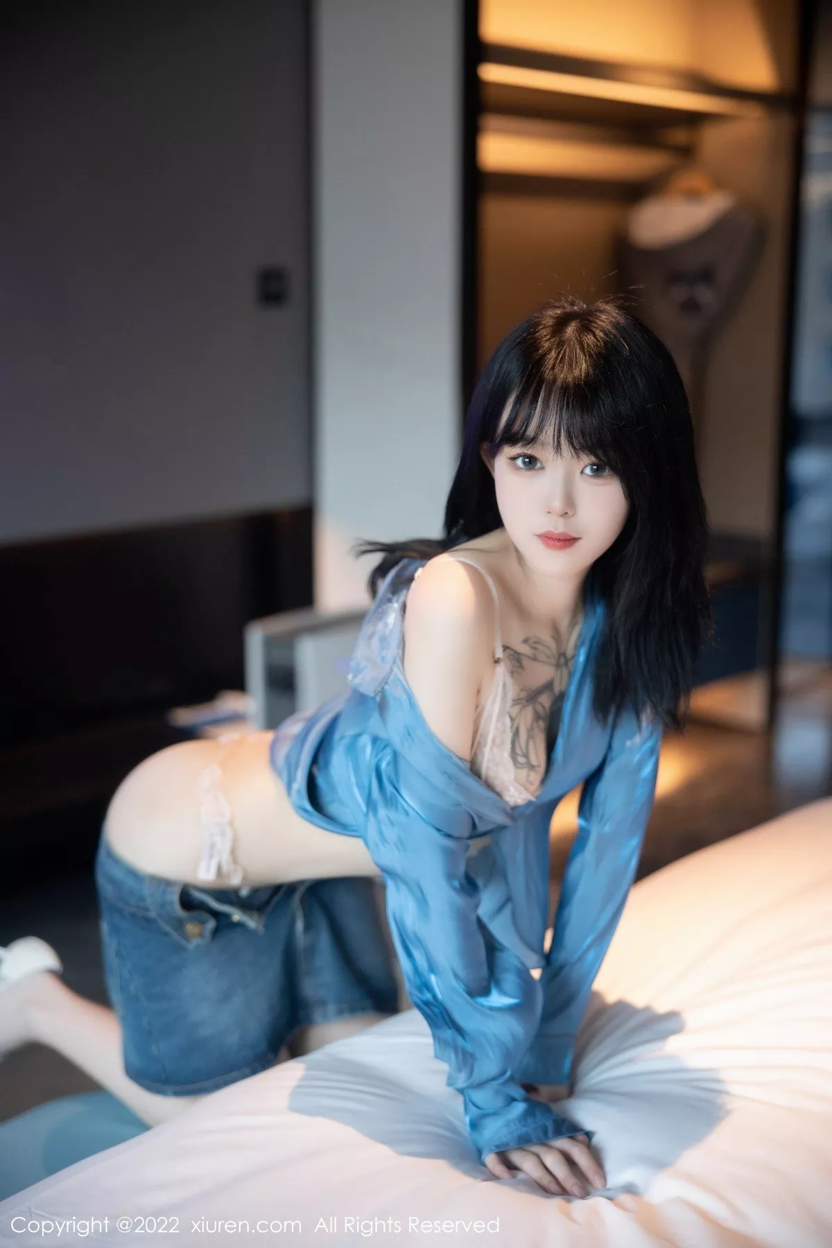 秀人集.com_[XiuRen秀人网]No.5662_模特奶瓶性感蓝色上衣配牛仔短裙半脱露浅色蕾丝内衣诱惑写真97P