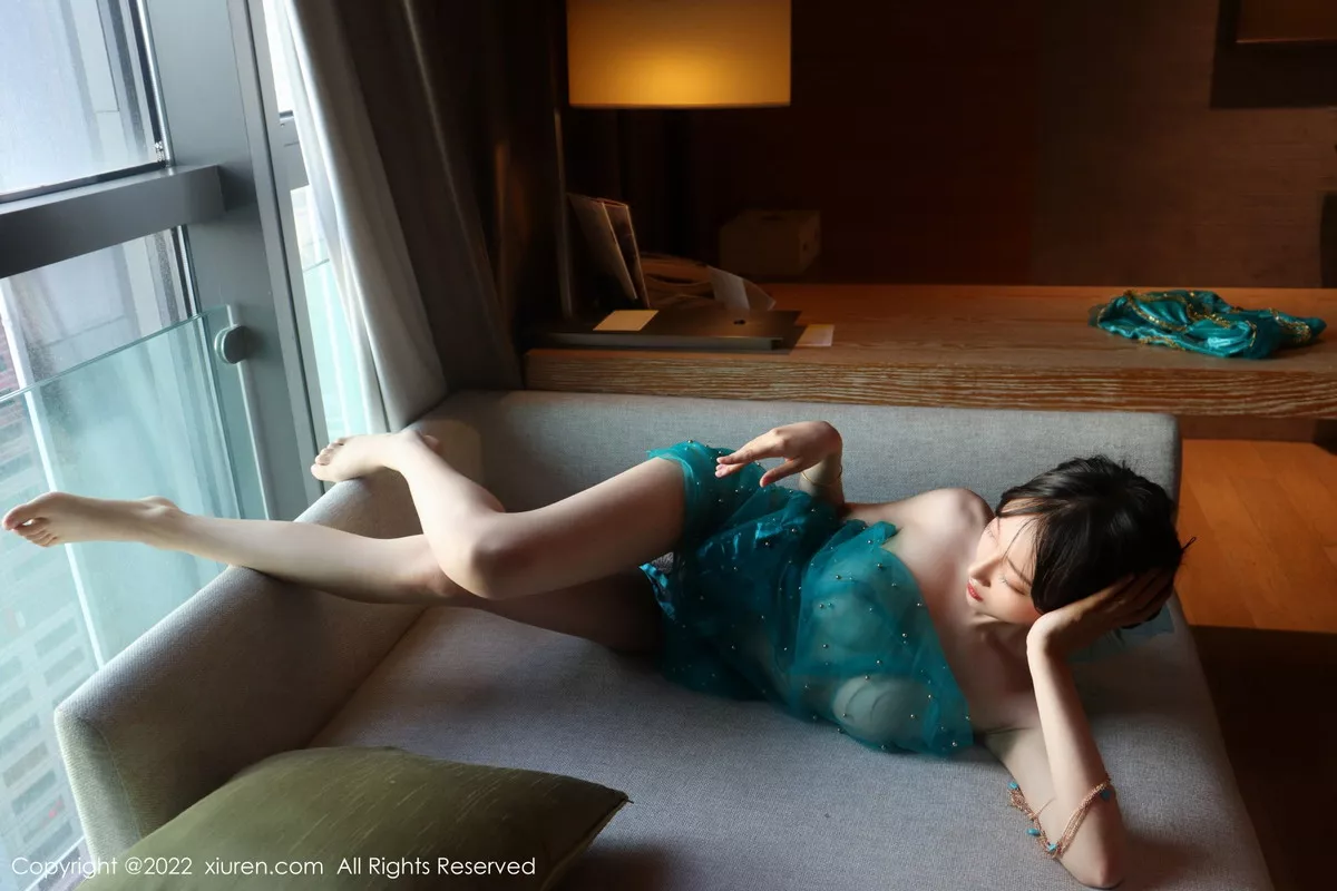 秀人集.com_[XiuRen秀人网]No.5670_模特玥儿玥er银色闪亮吊带裙+西域风情服饰秀完美身材性感写真51P