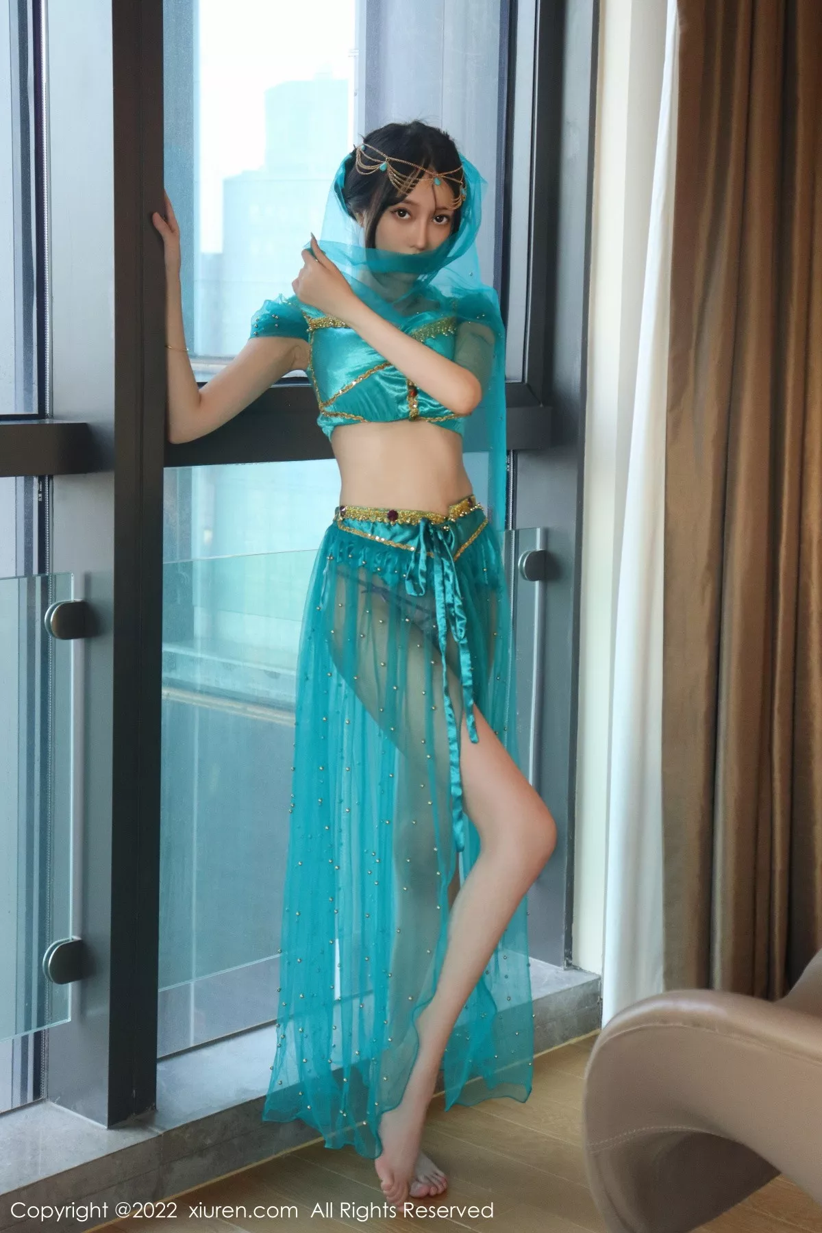 秀人集.com_[XiuRen秀人网]No.5670_模特玥儿玥er银色闪亮吊带裙+西域风情服饰秀完美身材性感写真51P