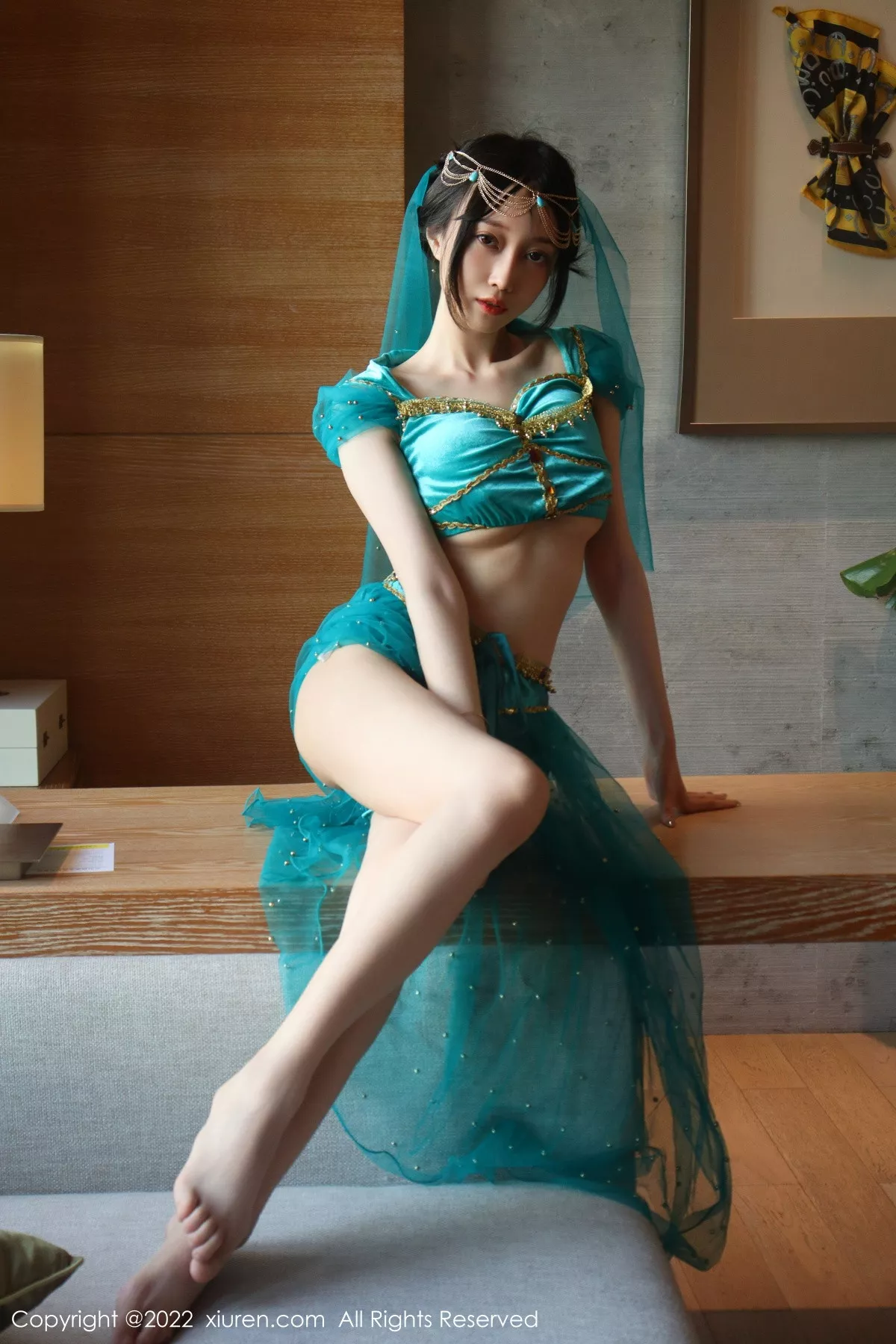 秀人集.com_[XiuRen秀人网]No.5670_模特玥儿玥er银色闪亮吊带裙+西域风情服饰秀完美身材性感写真51P