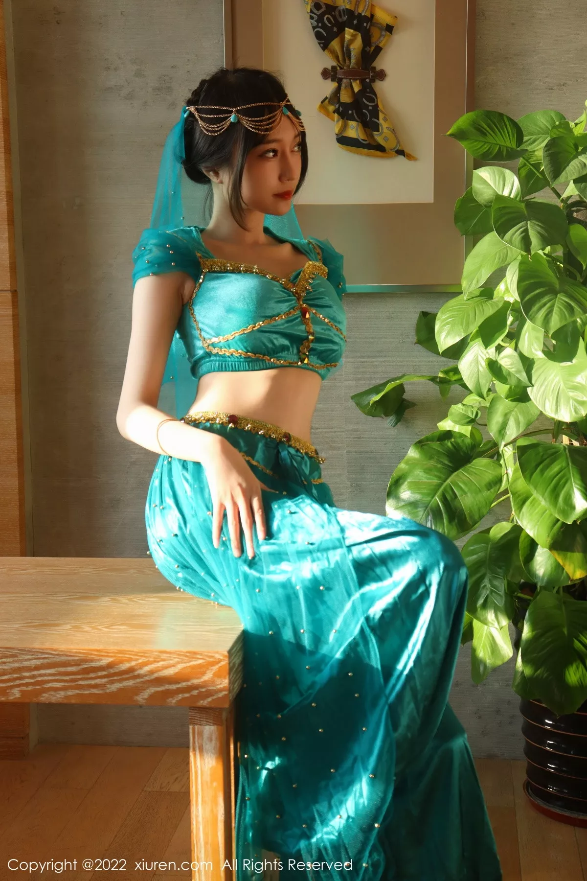 秀人集.com_[XiuRen秀人网]No.5670_模特玥儿玥er银色闪亮吊带裙+西域风情服饰秀完美身材性感写真51P