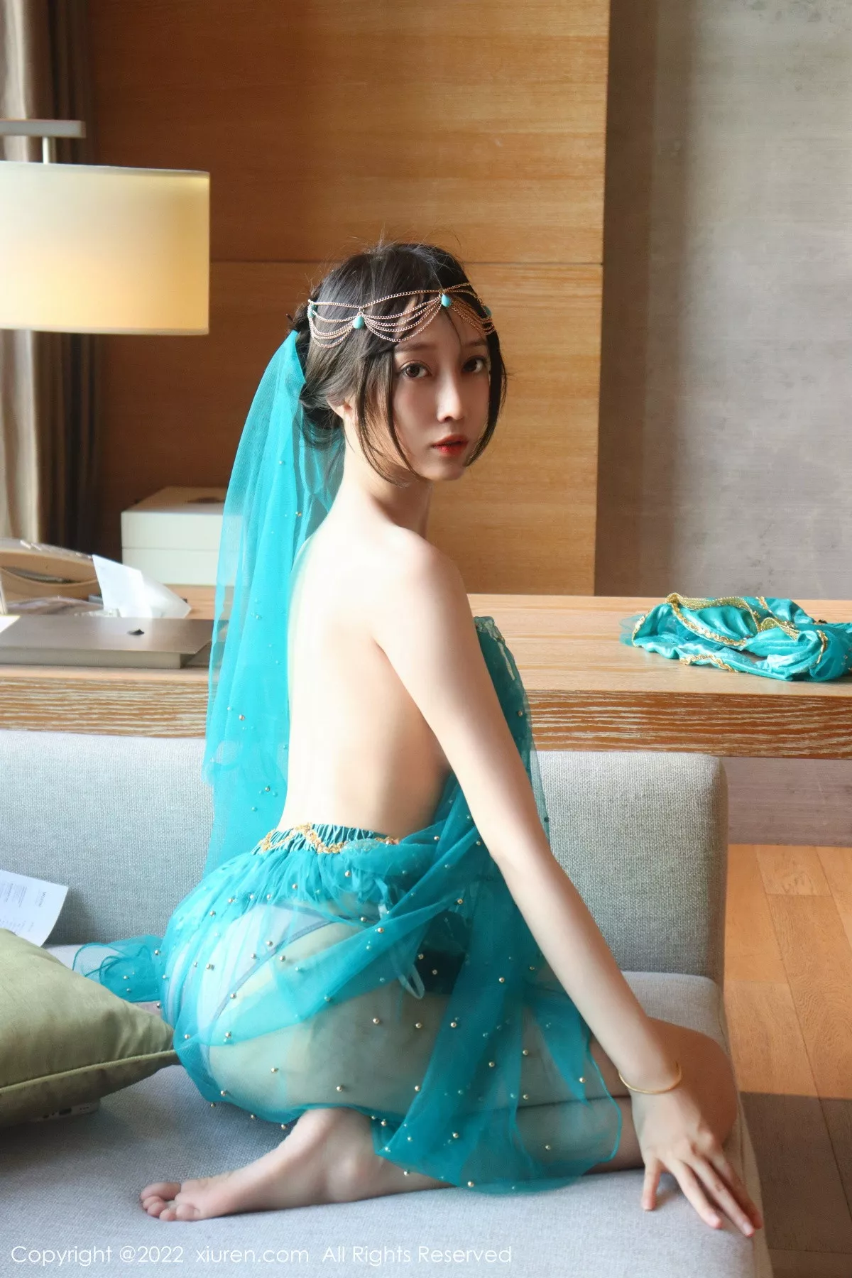 秀人集.com_[XiuRen秀人网]No.5670_模特玥儿玥er银色闪亮吊带裙+西域风情服饰秀完美身材性感写真51P