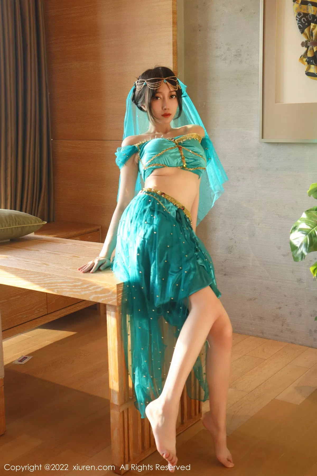 秀人集.com_[XiuRen秀人网]No.5670_模特玥儿玥er银色闪亮吊带裙+西域风情服饰秀完美身材性感写真51P