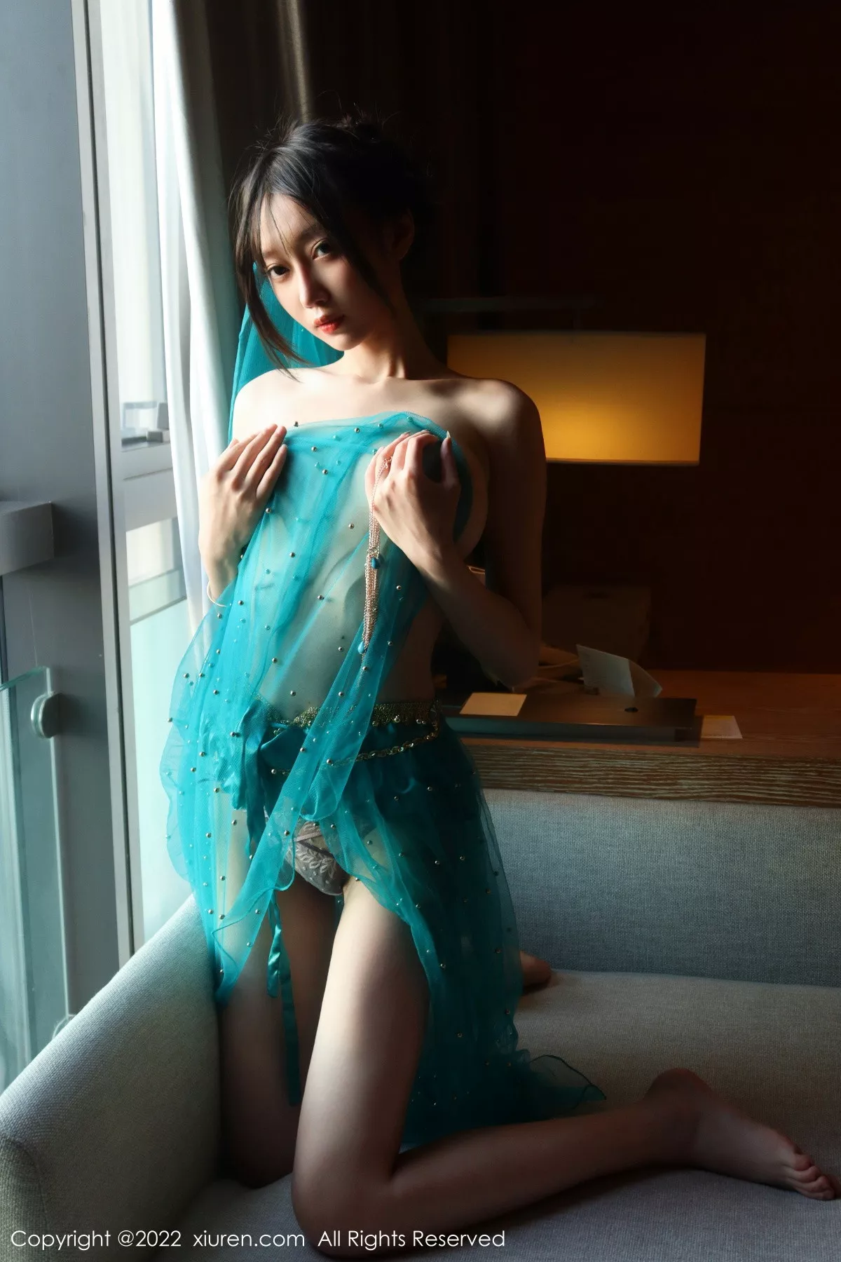 秀人集.com_[XiuRen秀人网]No.5670_模特玥儿玥er银色闪亮吊带裙+西域风情服饰秀完美身材性感写真51P