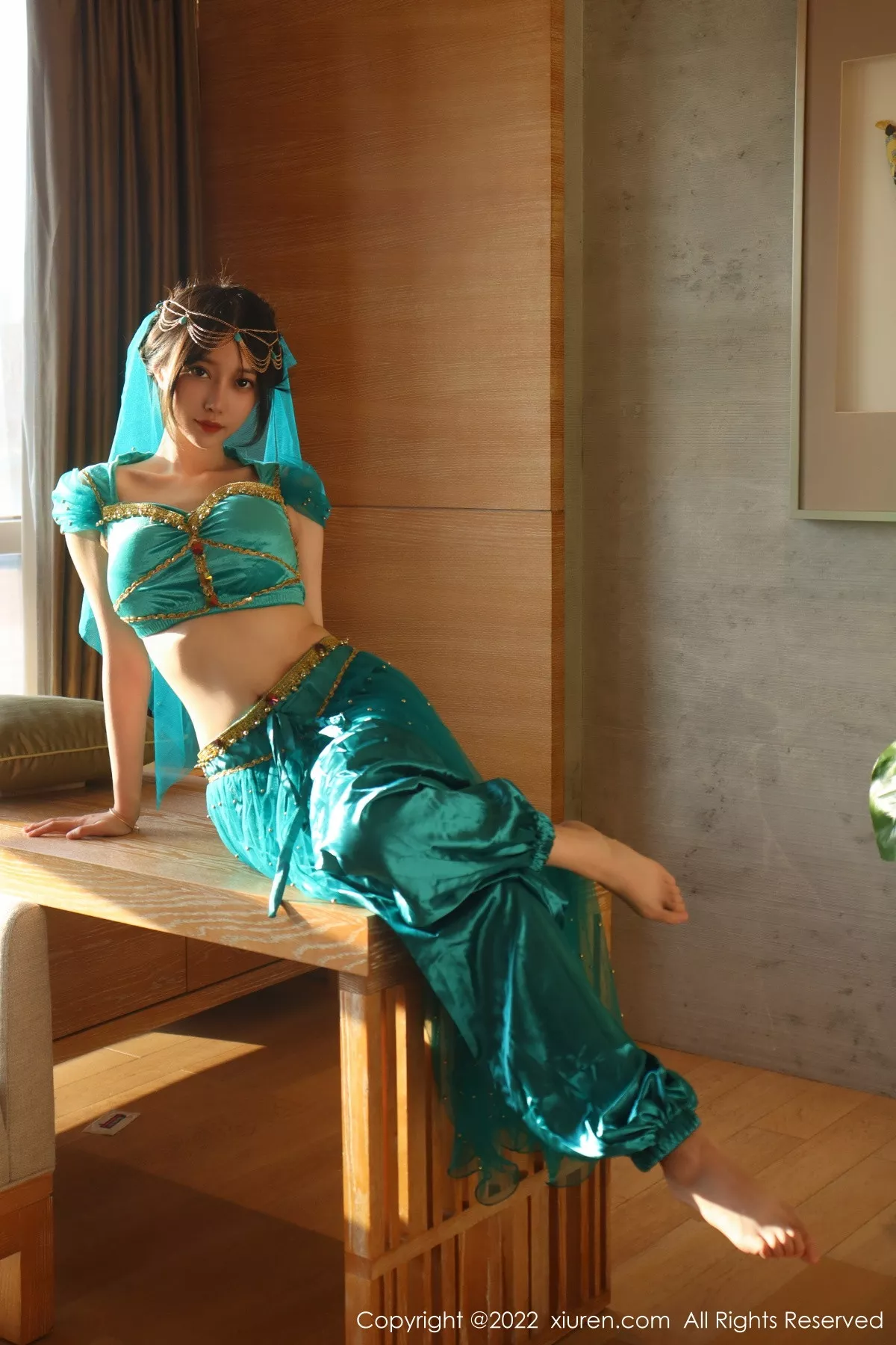 秀人集.com_[XiuRen秀人网]No.5670_模特玥儿玥er银色闪亮吊带裙+西域风情服饰秀完美身材性感写真51P