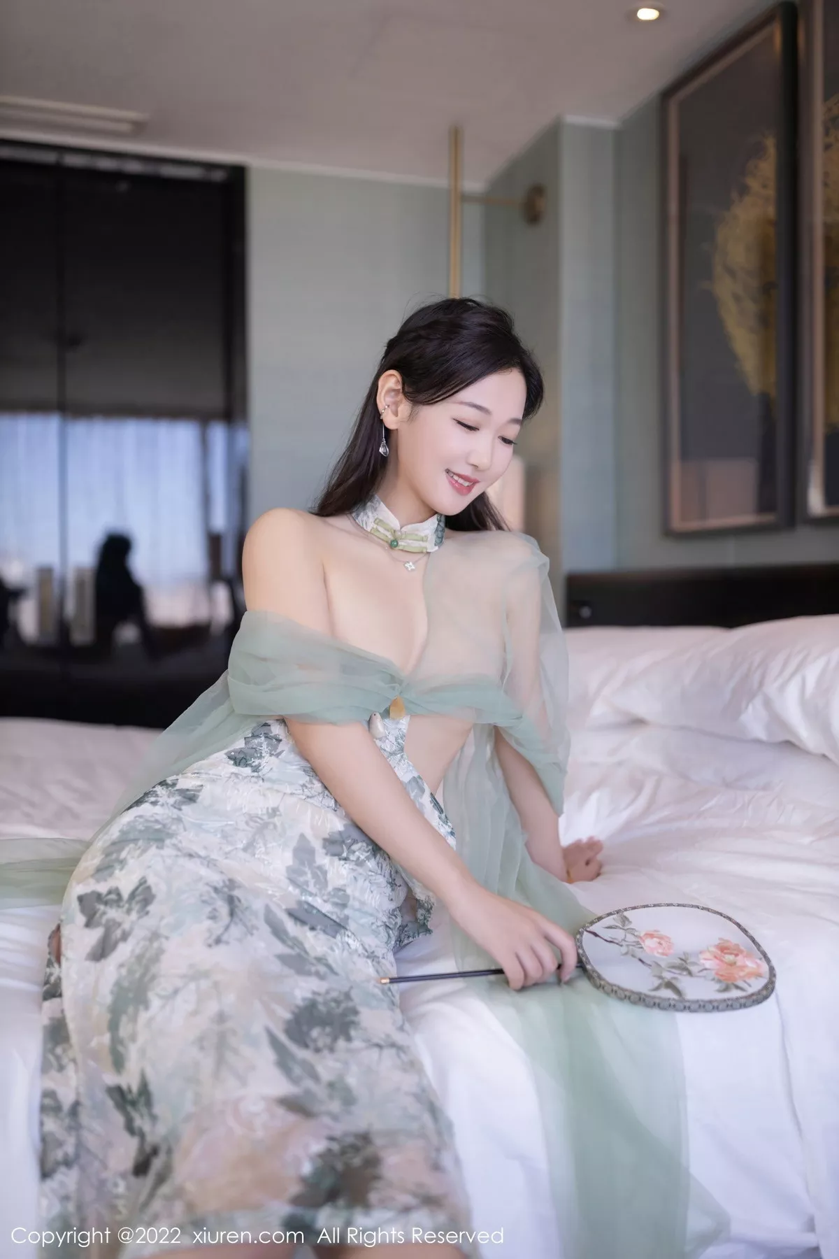 秀人集.com_[XiuRen秀人网]No.5680_模特唐安琪性感浅色带图案旗袍配超薄肉丝秀曼妙身姿诱惑写真80P