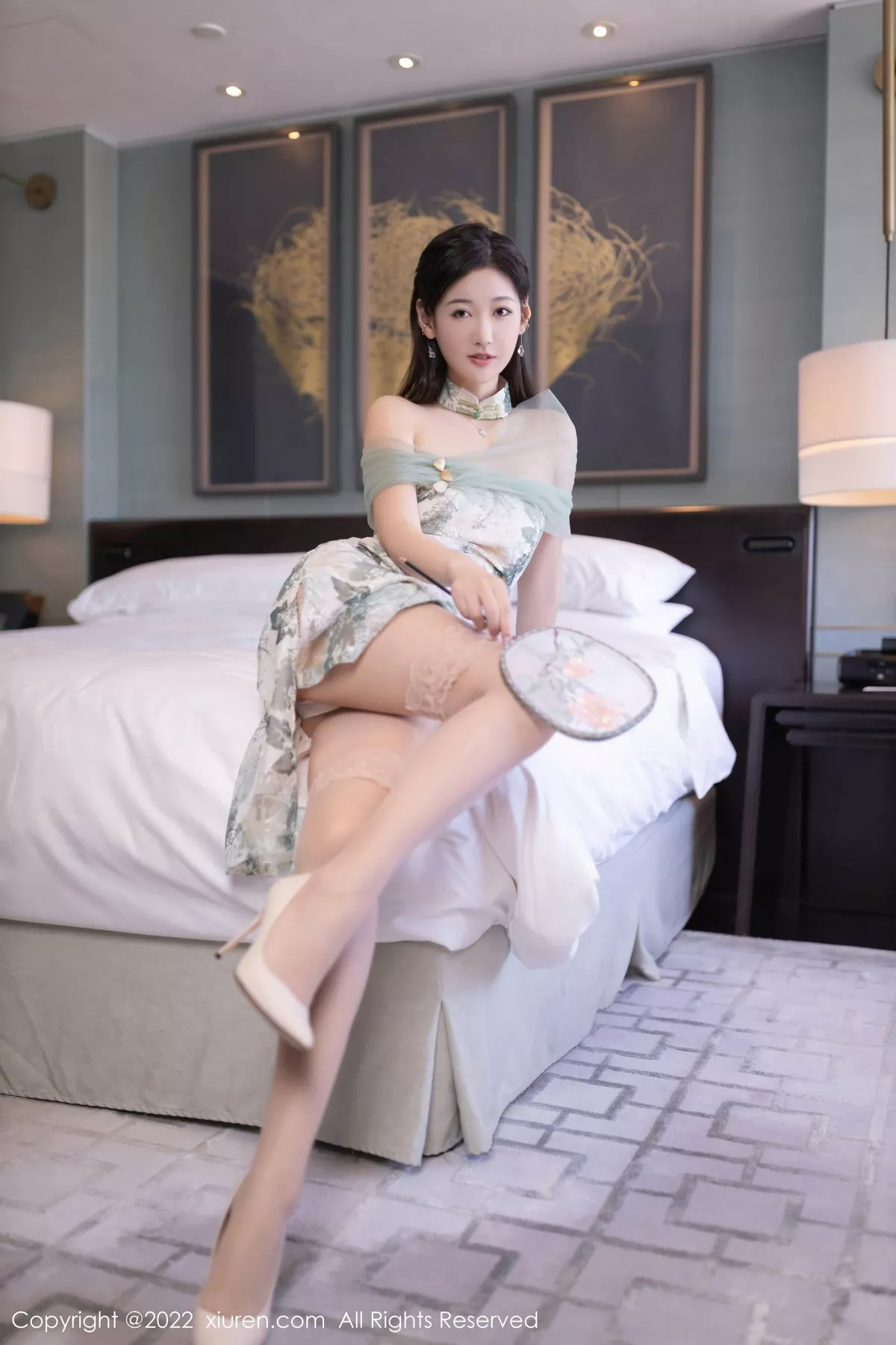 秀人集.com_[XiuRen秀人网]No.5680_模特唐安琪性感浅色带图案旗袍配超薄肉丝秀曼妙身姿诱惑写真80P