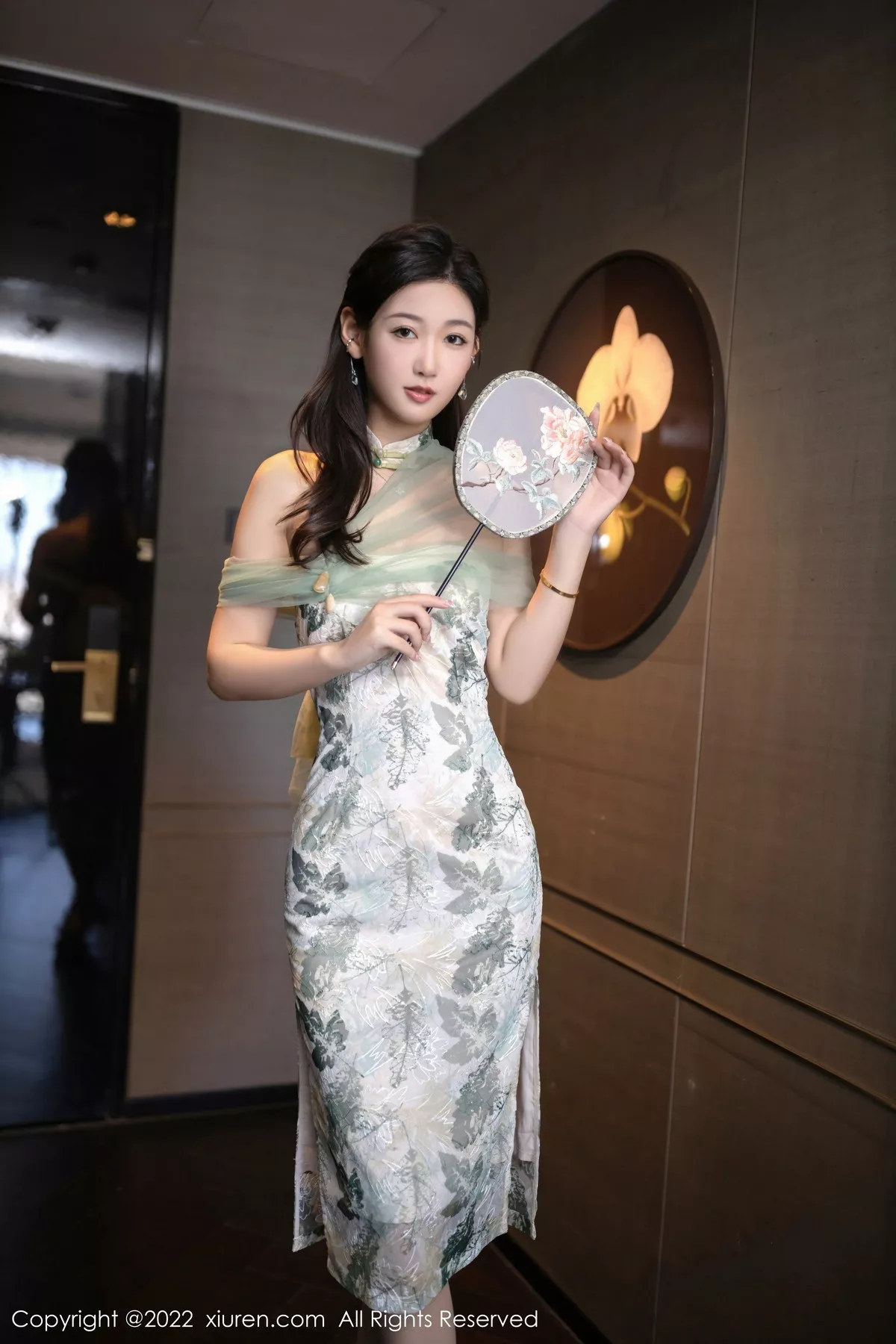 秀人集.com_[XiuRen秀人网]No.5680_模特唐安琪性感浅色带图案旗袍配超薄肉丝秀曼妙身姿诱惑写真80P