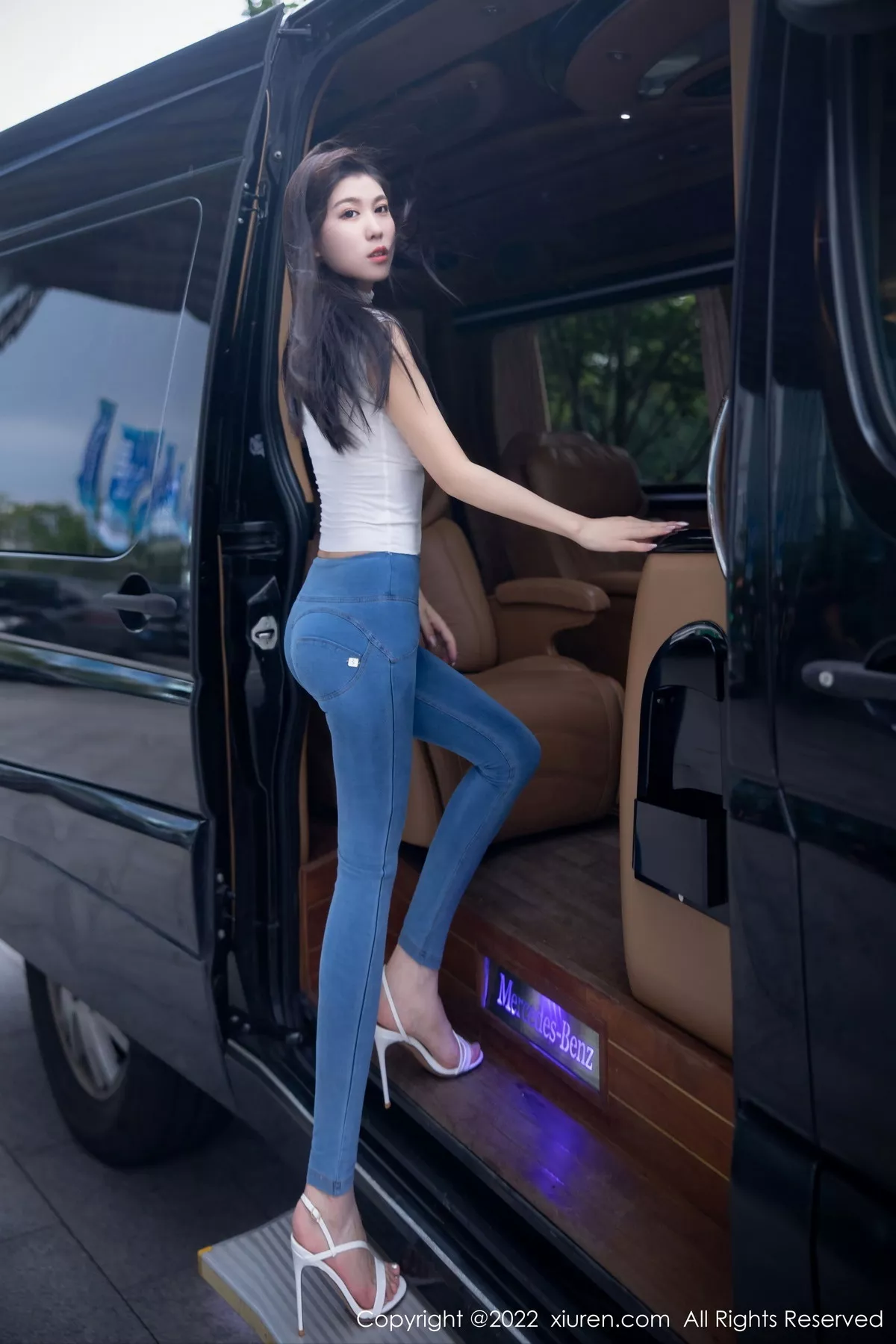 秀人集.com_[XiuRen秀人网]No.5677_模特李雅柔白色紧身上衣配蓝色牛仔裤露浅色内衣高挑迷人写真84P