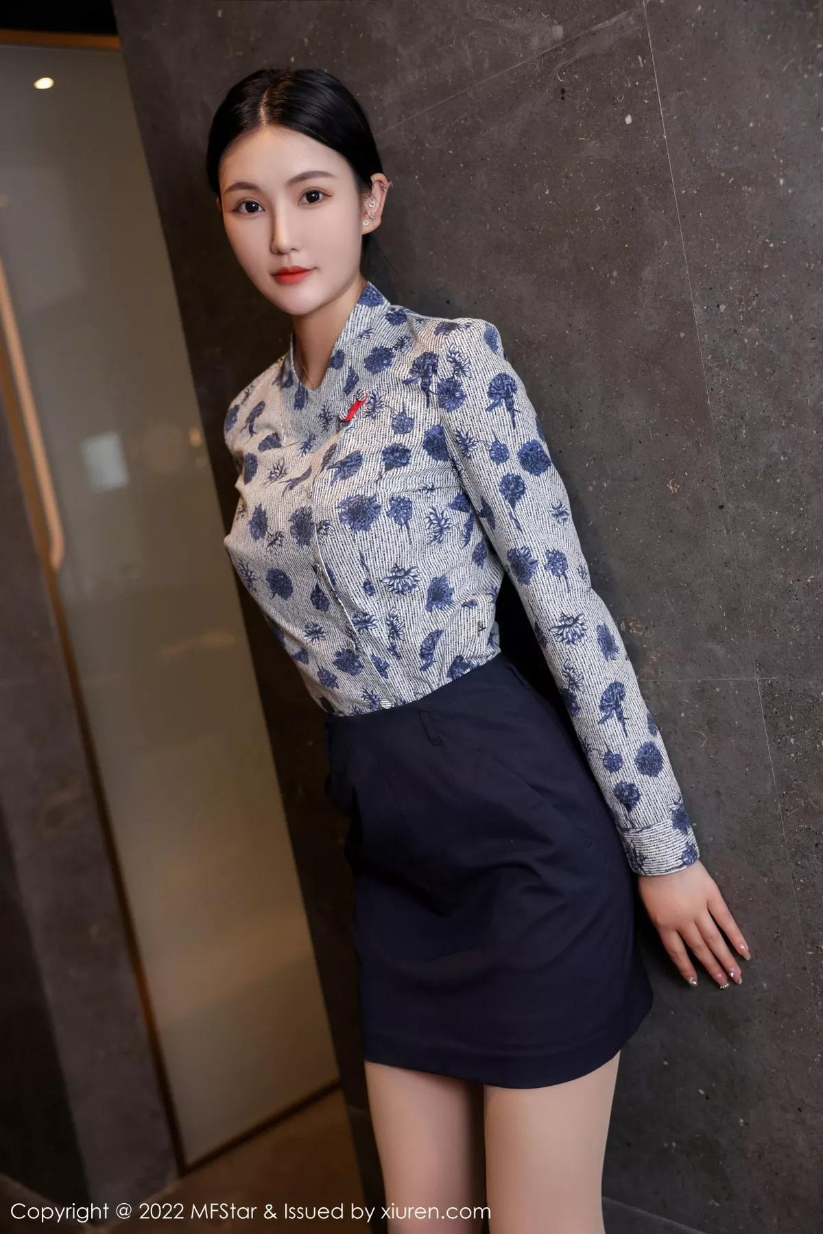 秀人集.com_[MFStar模范学院]Vol.569_新人模特Ai西西里性感空姐制服配黑短裙露超薄肉丝迷人诱惑写真43P