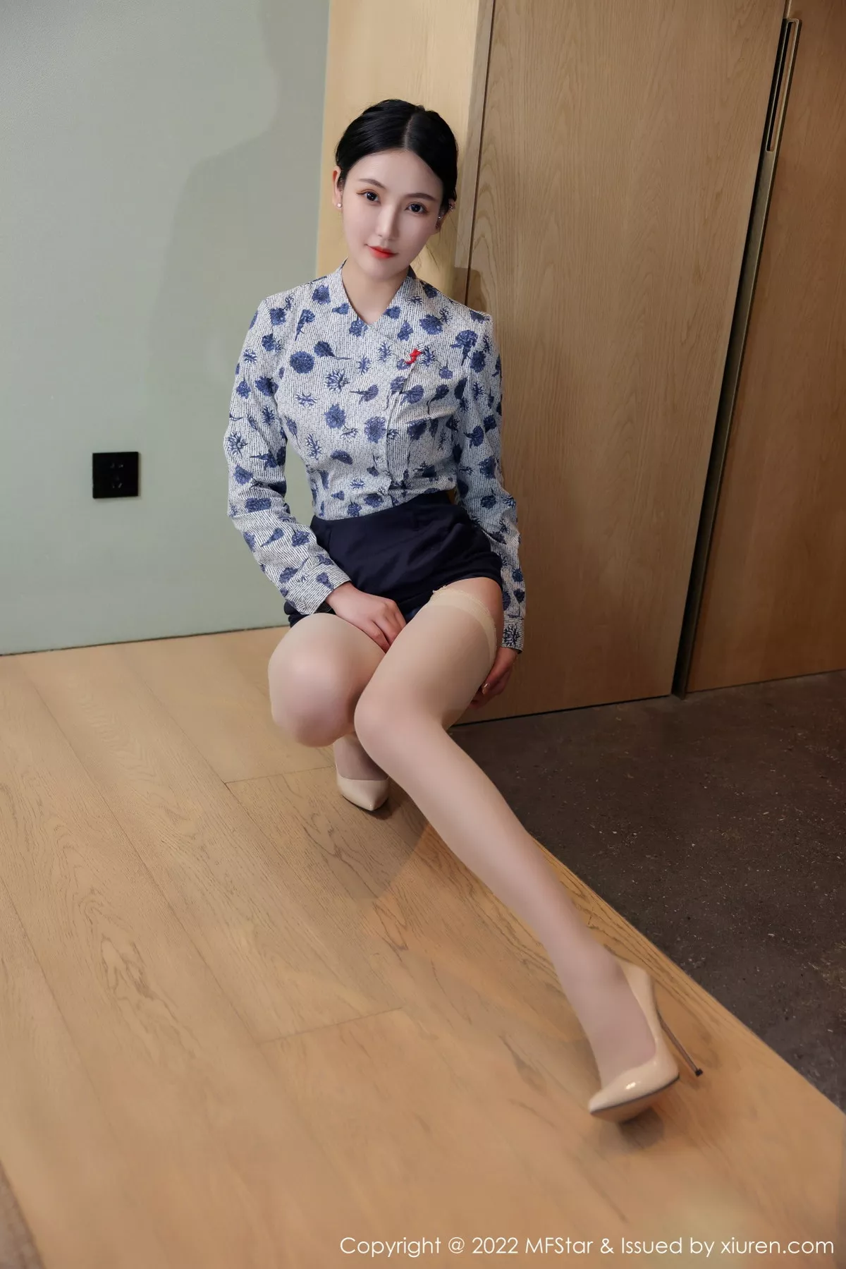 秀人集.com_[MFStar模范学院]Vol.569_新人模特Ai西西里性感空姐制服配黑短裙露超薄肉丝迷人诱惑写真43P